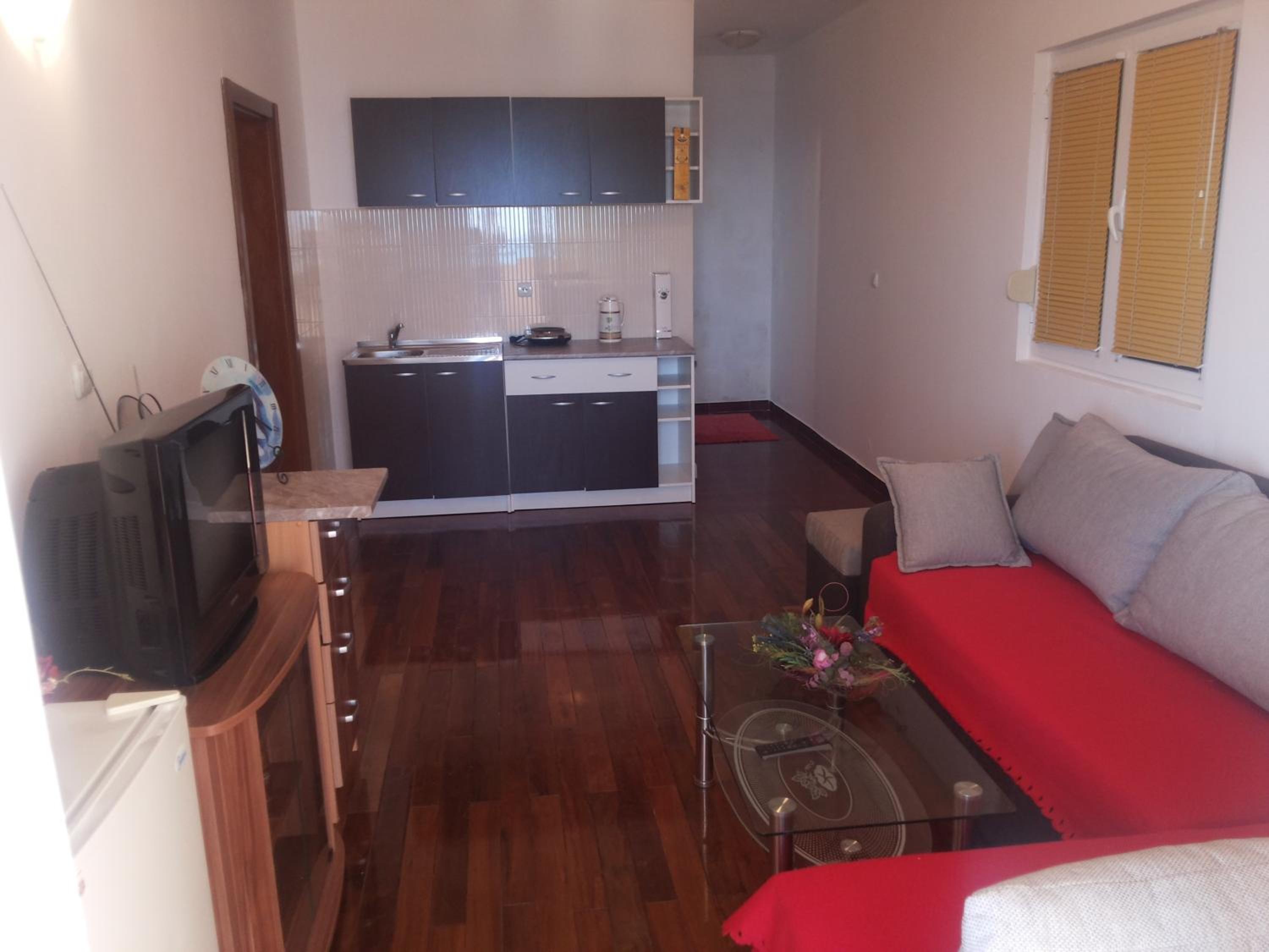 One-Bedroom Apartment with Balcony and Sea View - Photo 32
