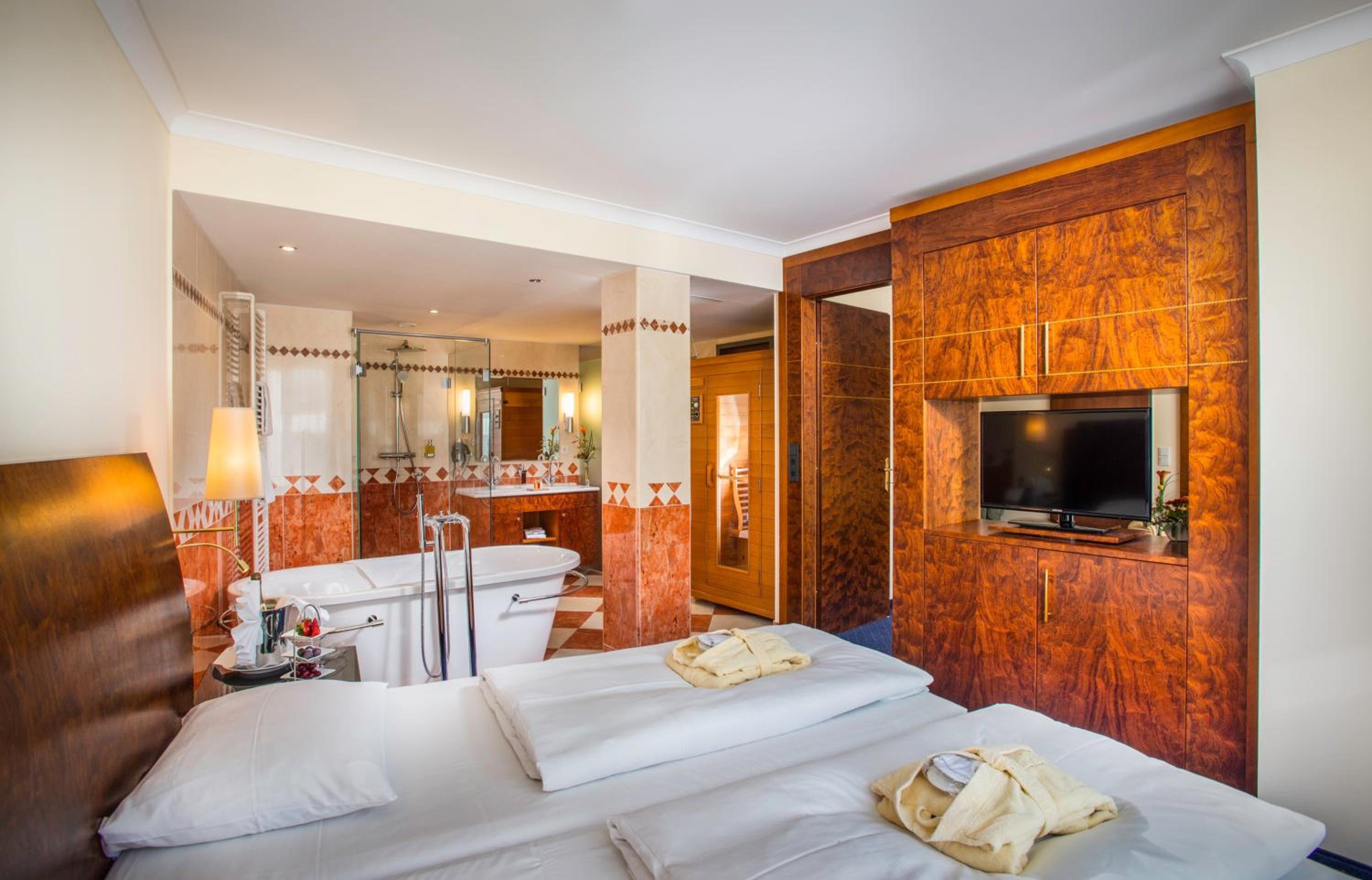 Suite - Photo 1