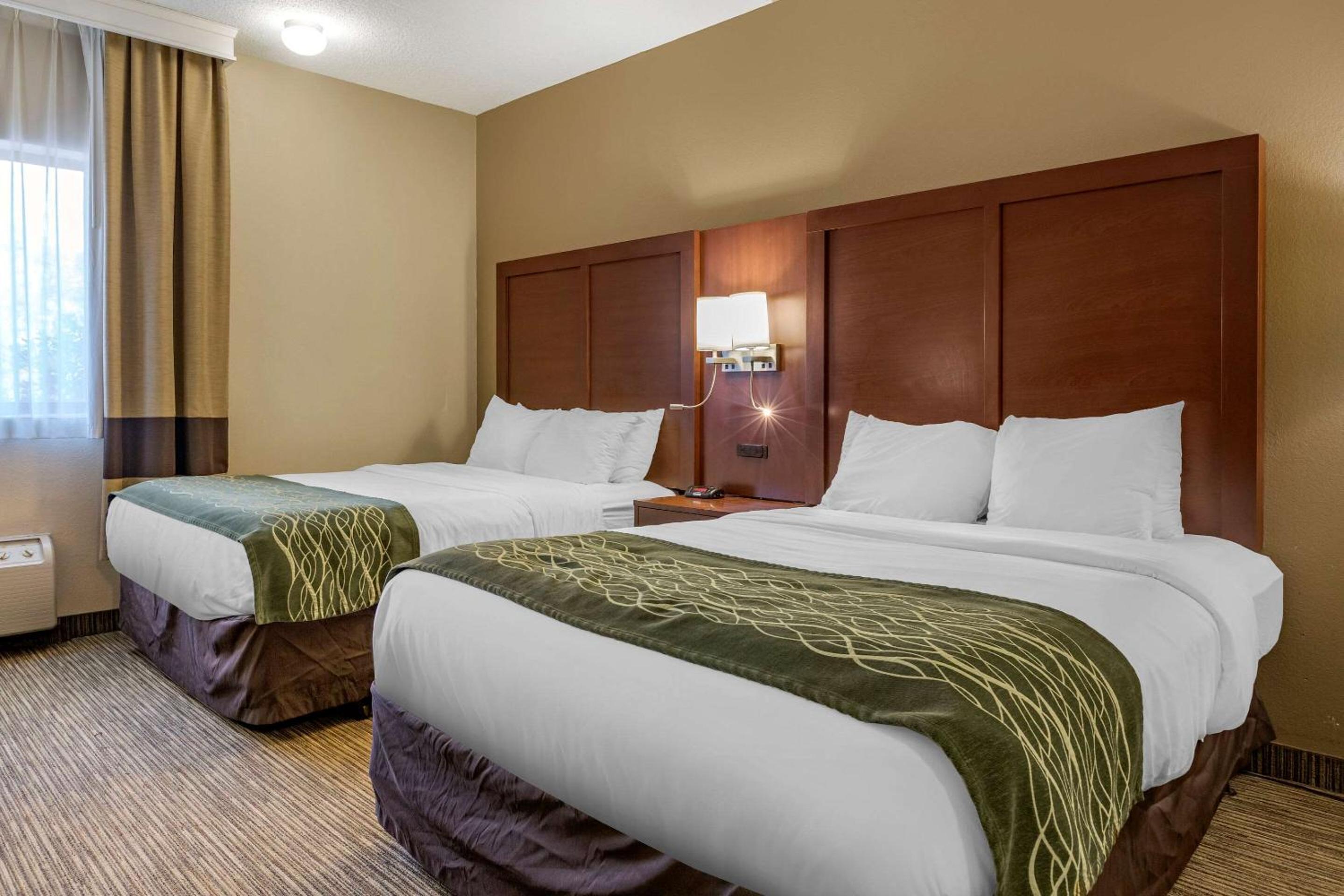 Queen Room with Two Queen Beds - Non-Smoking - Photo 5