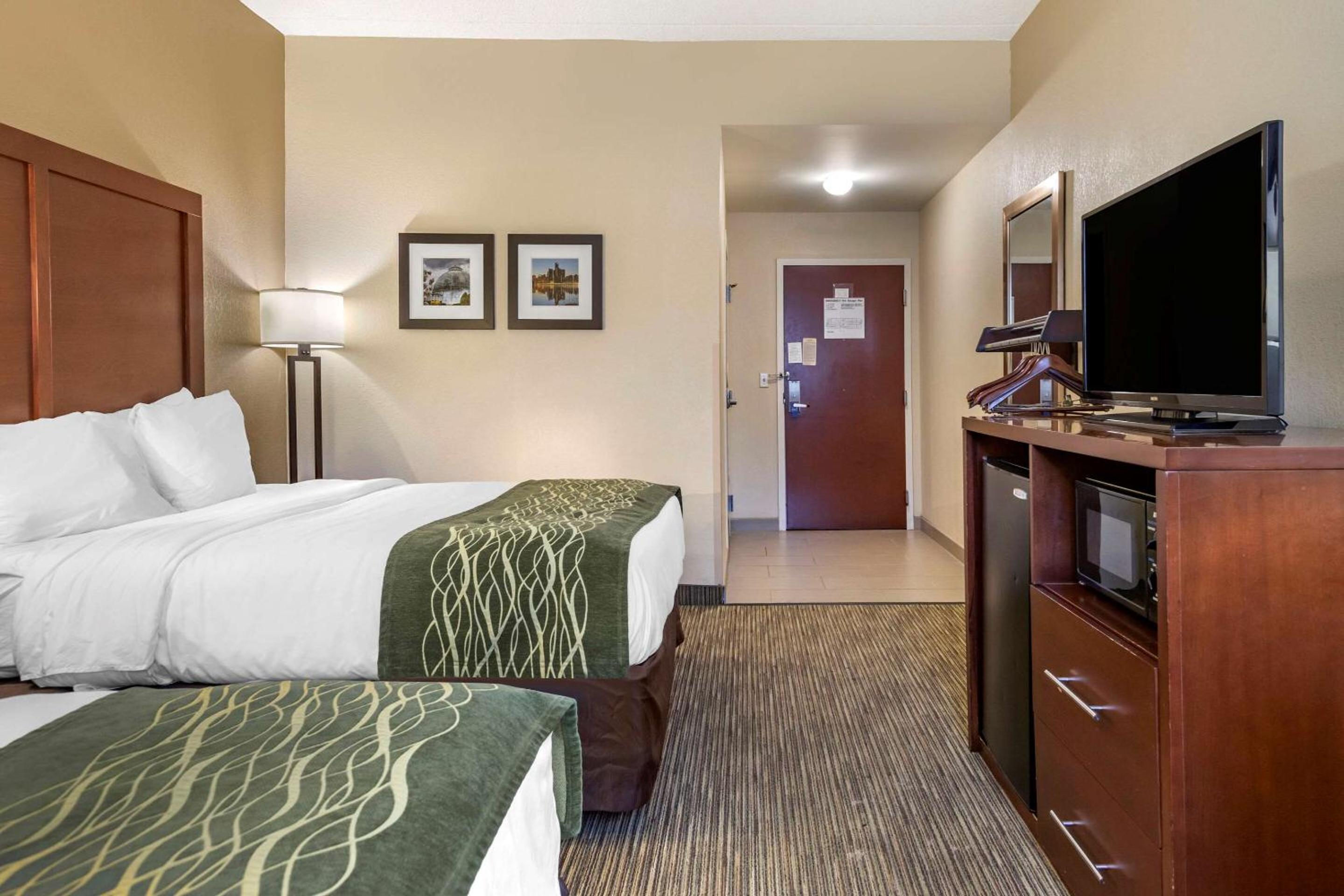 Queen Room with Two Queen Beds - Non-Smoking - Photo 1