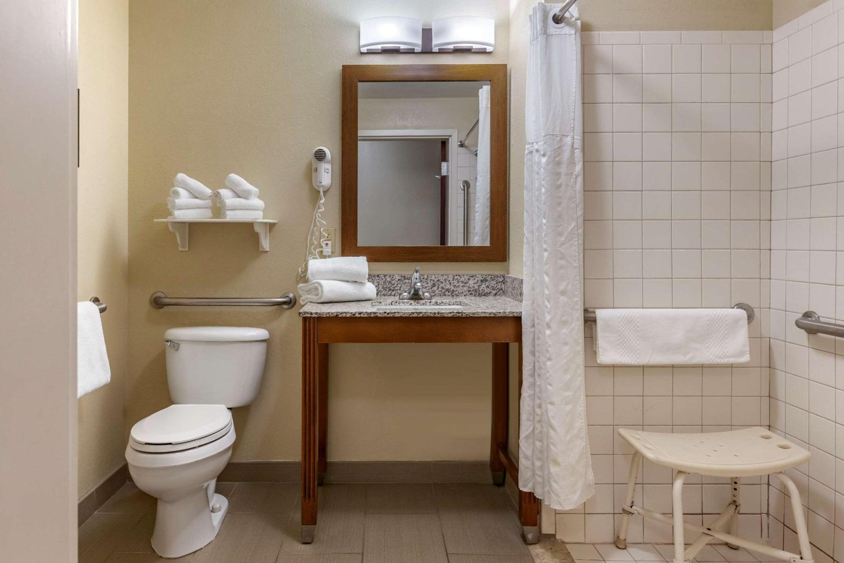 Queen Room with Two Queen Beds - Accessible/Non-Smoking  - Photo 5