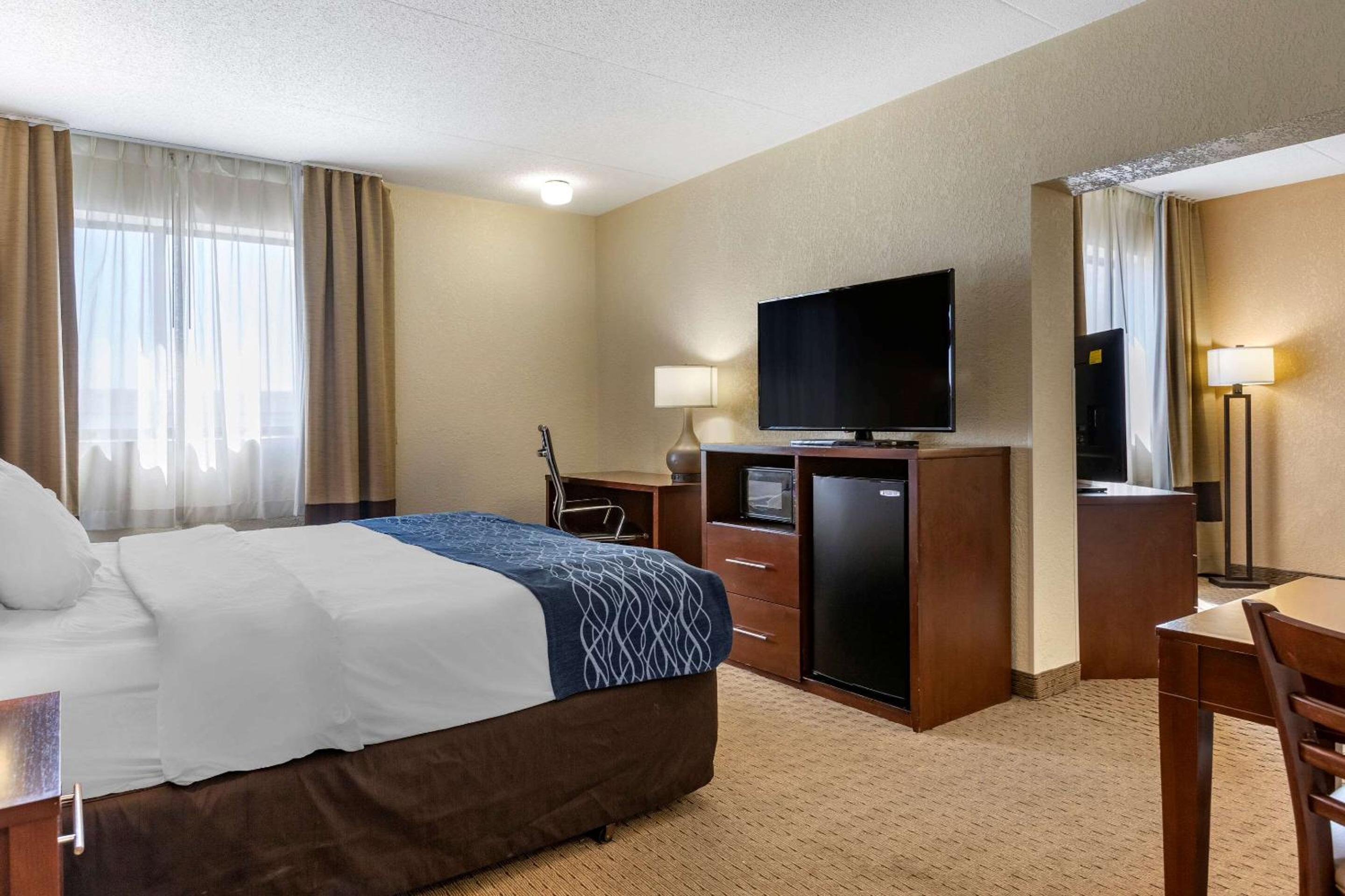 King Suite - Non-Smoking - Photo 5