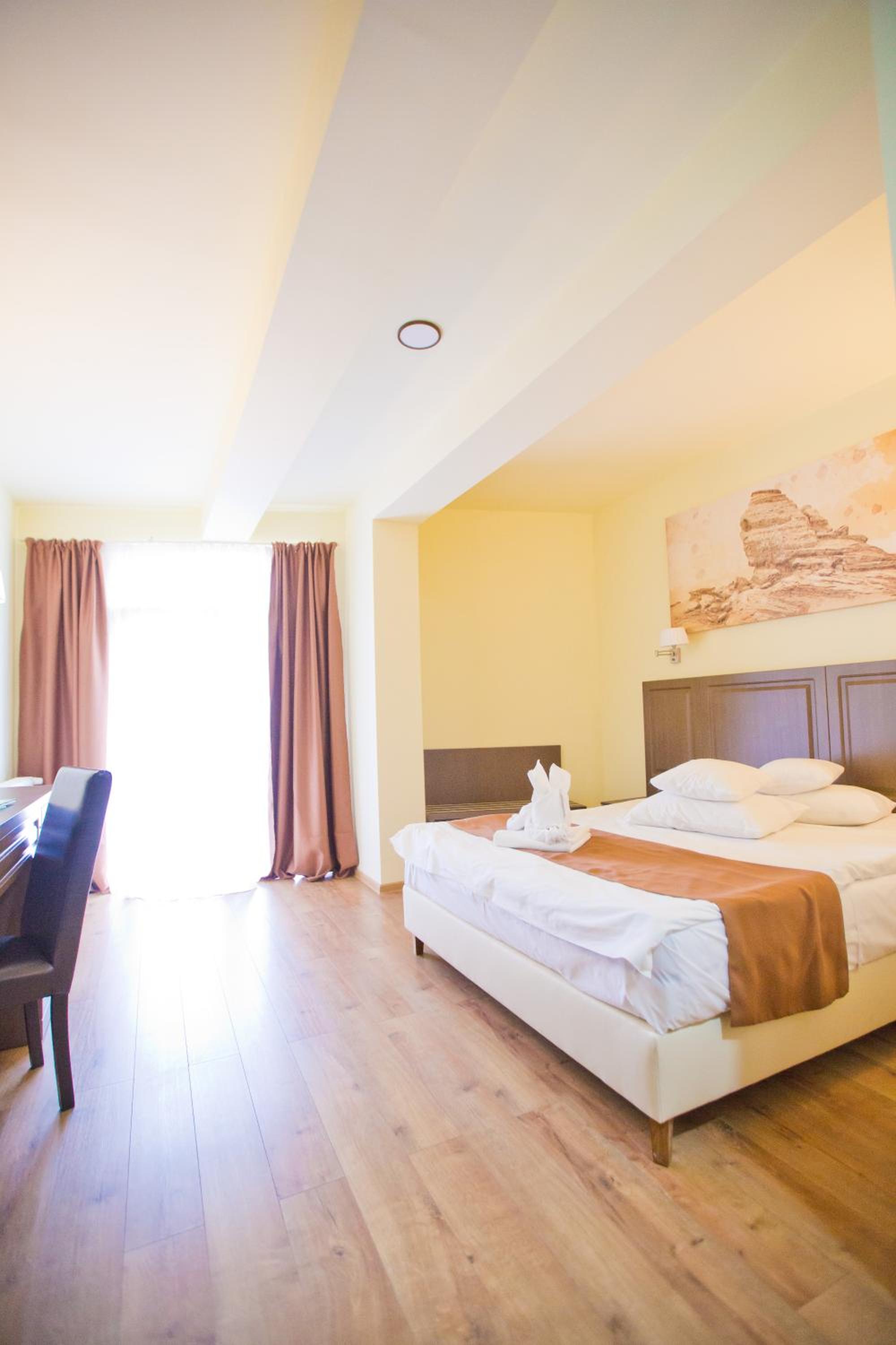 Deluxe Double Room - Photo 9