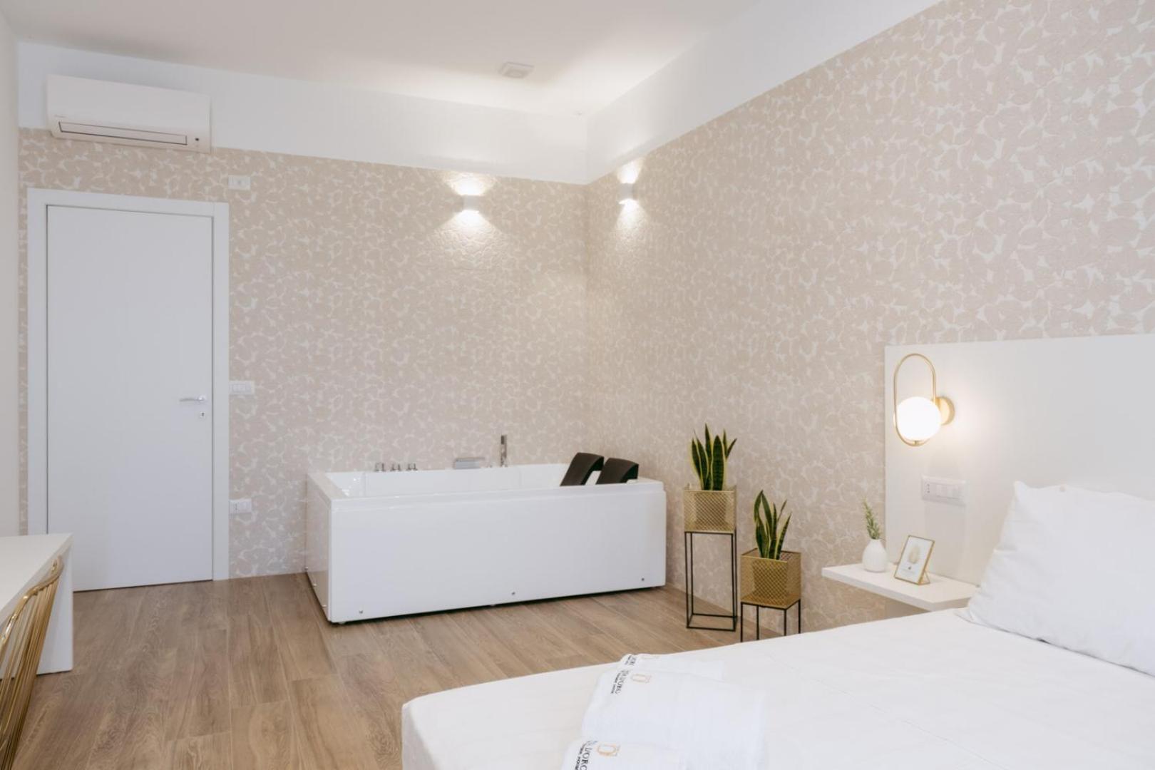 Suite with Spa Bath - Photo 3
