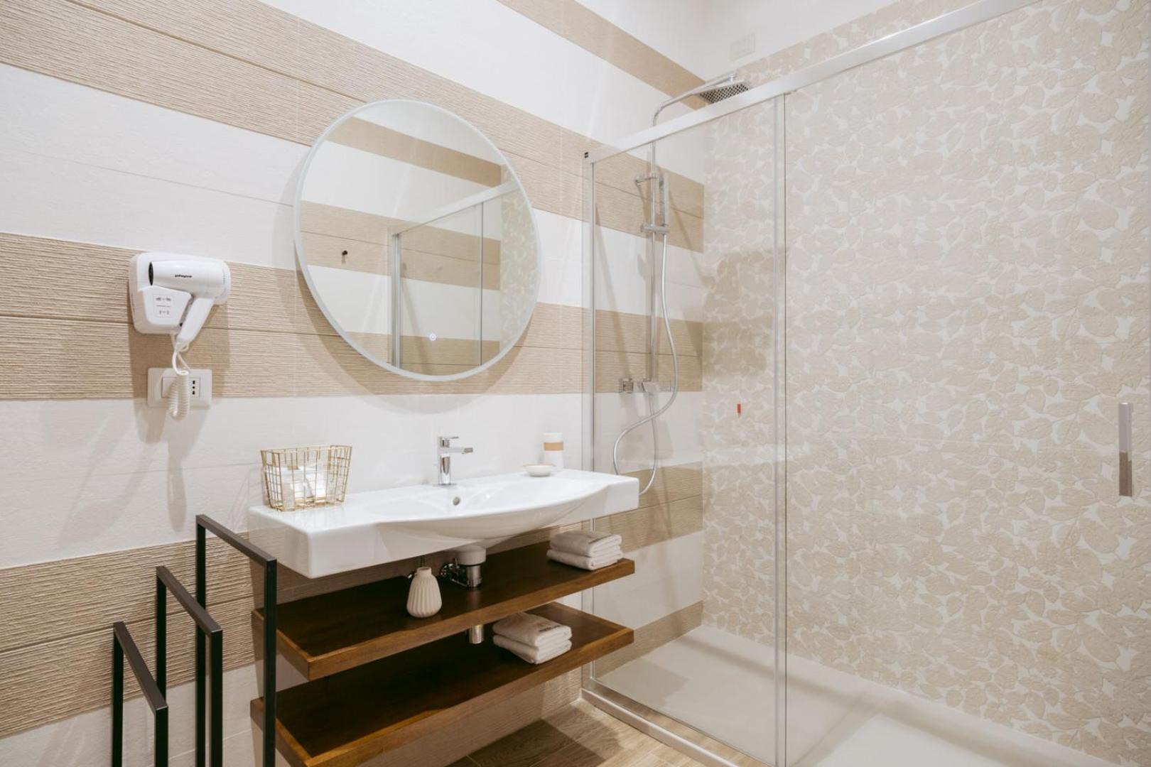 Suite with Spa Bath - Photo 2