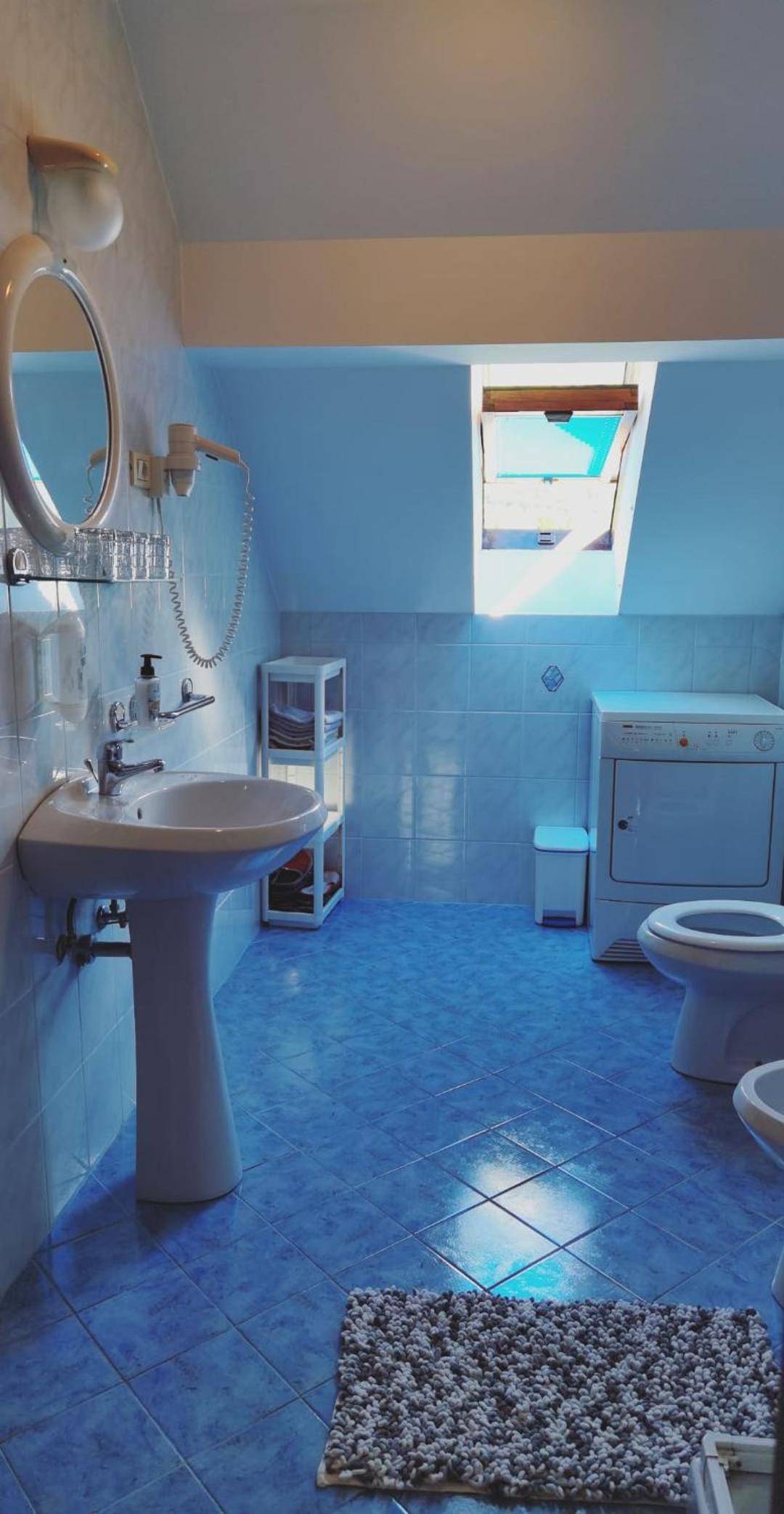 Queen Room with Shared Bathroom photo 3