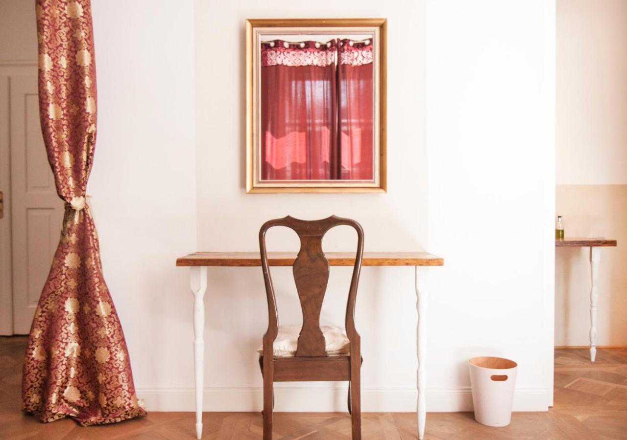Queen Room with Balcony - Photo 3