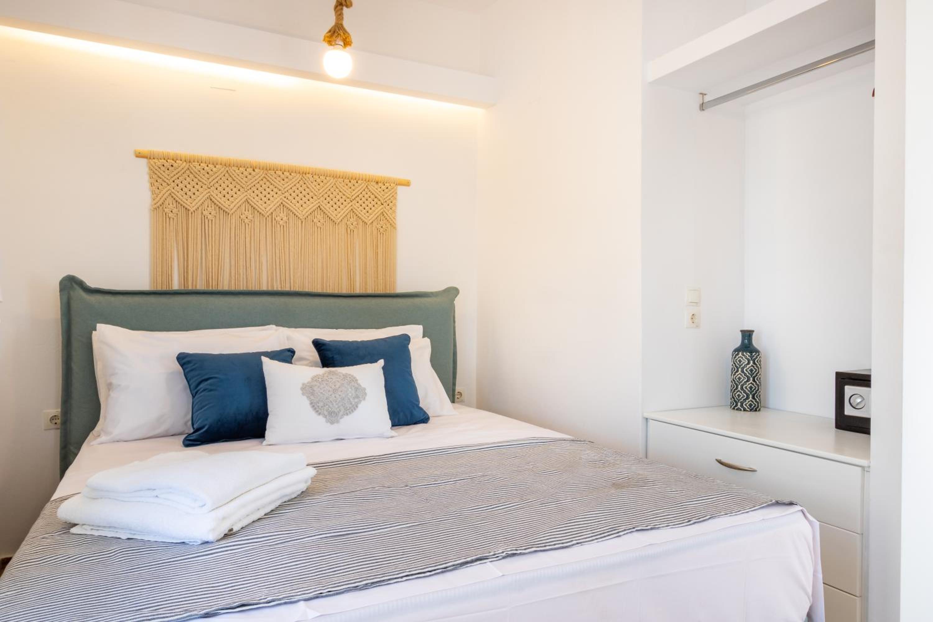 One-Bedroom House - Photo 40
