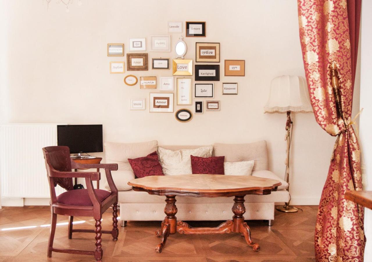 Queen Room with Balcony - Photo 4