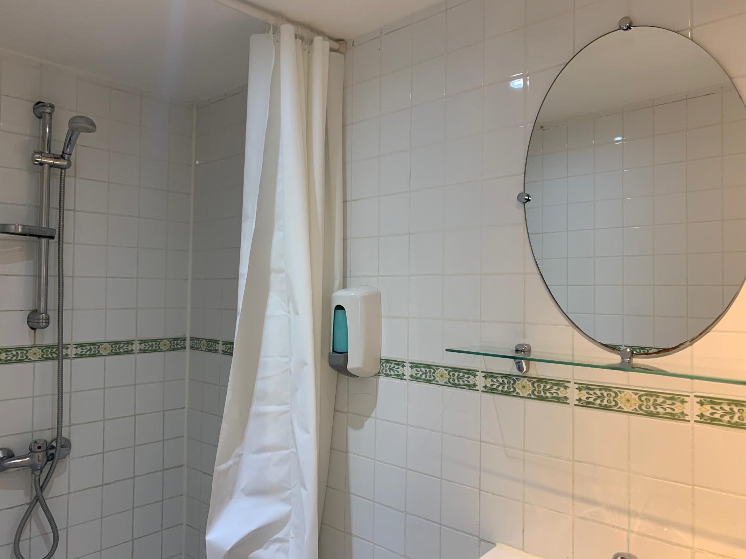 Double Room - Photo 11