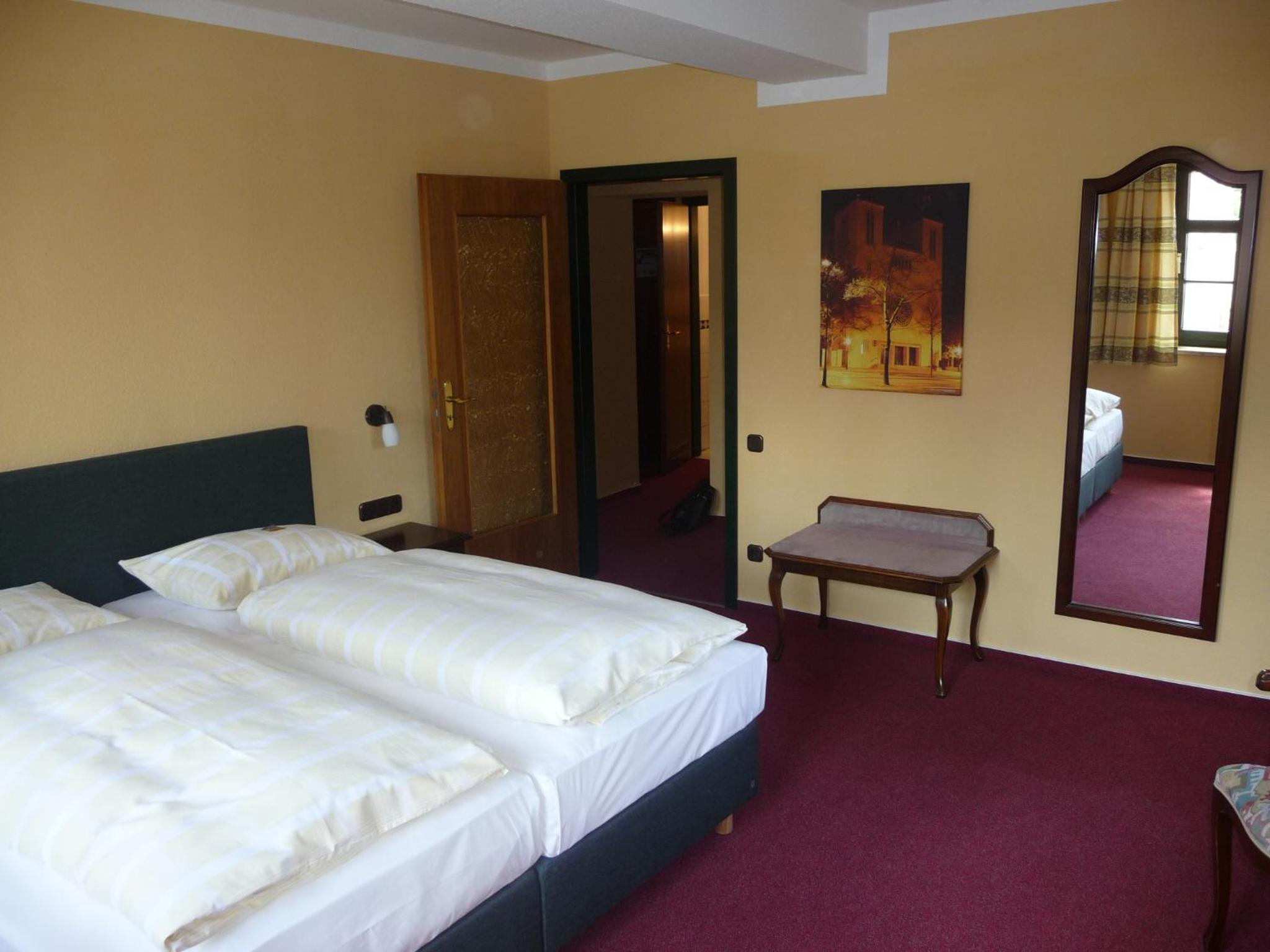 Large Double Room - Photo 3