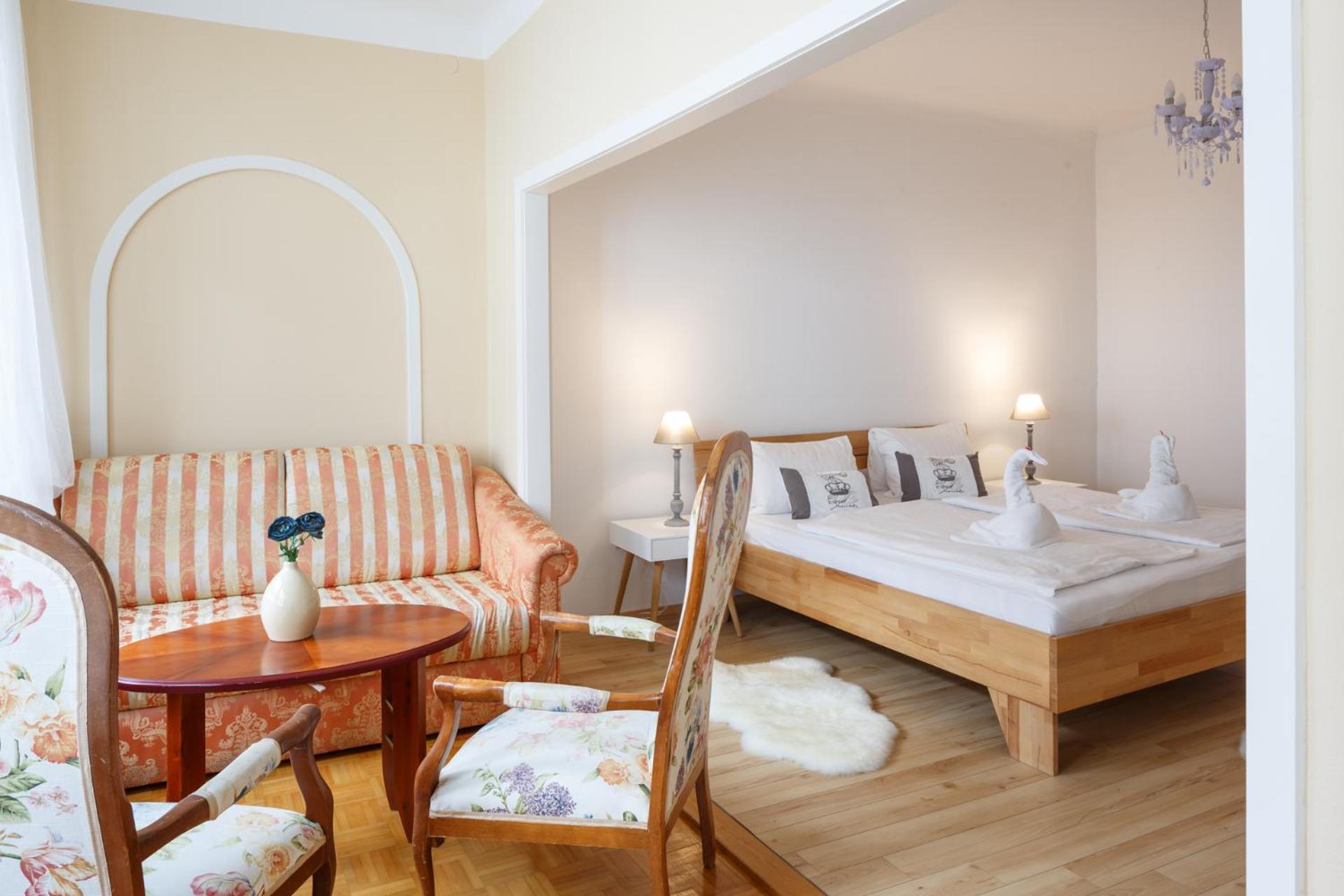 Deluxe Suite - Photo 11