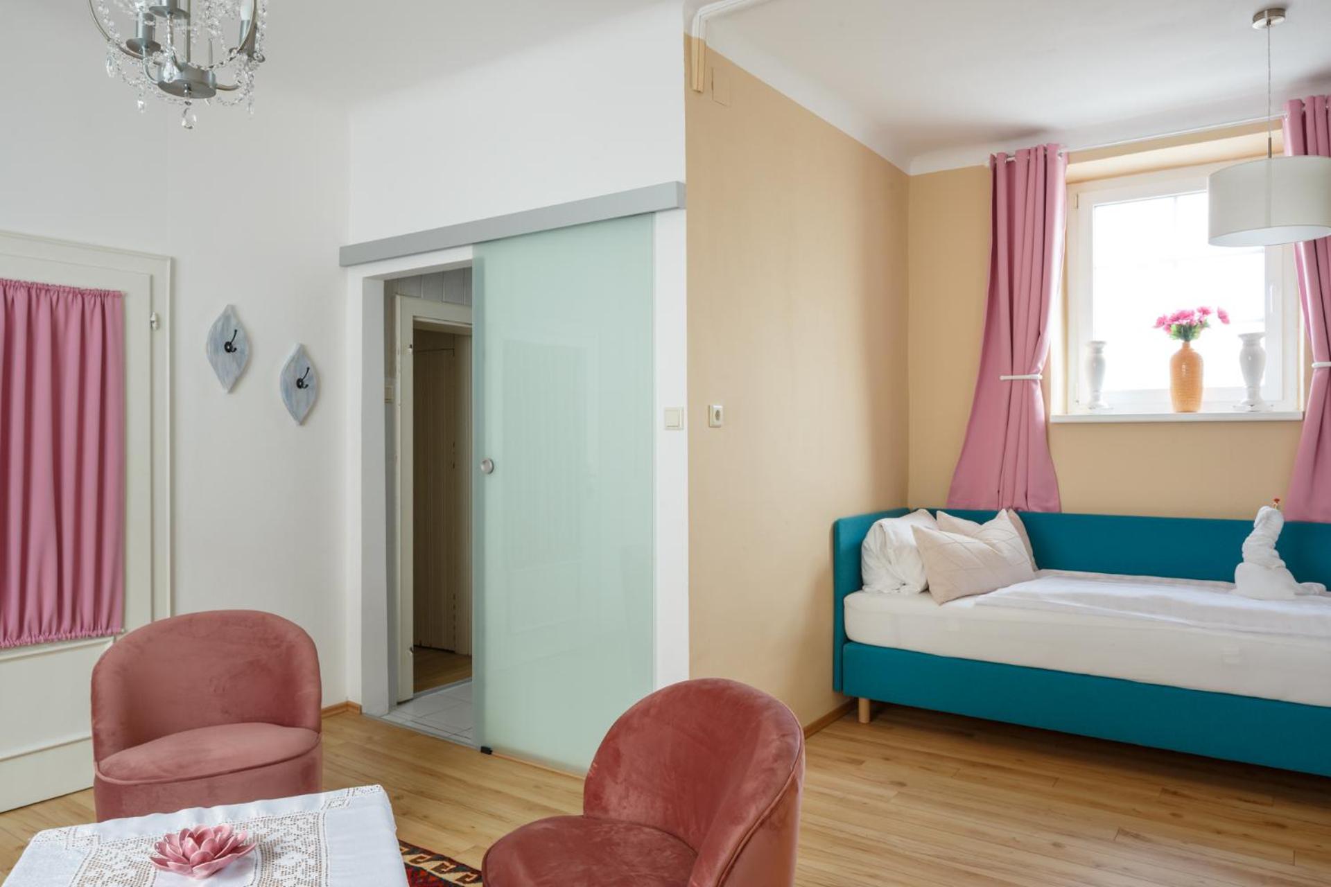 Deluxe King Suite - Photo 7
