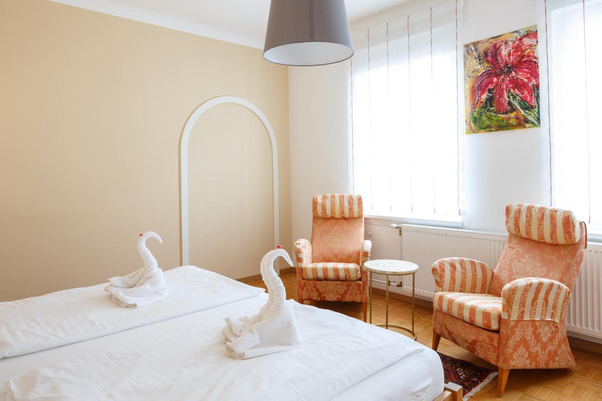 Deluxe King Suite - Photo 9