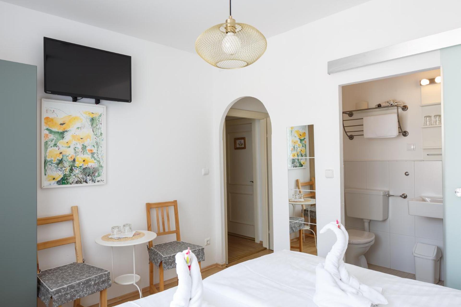Double Room - Photo 8