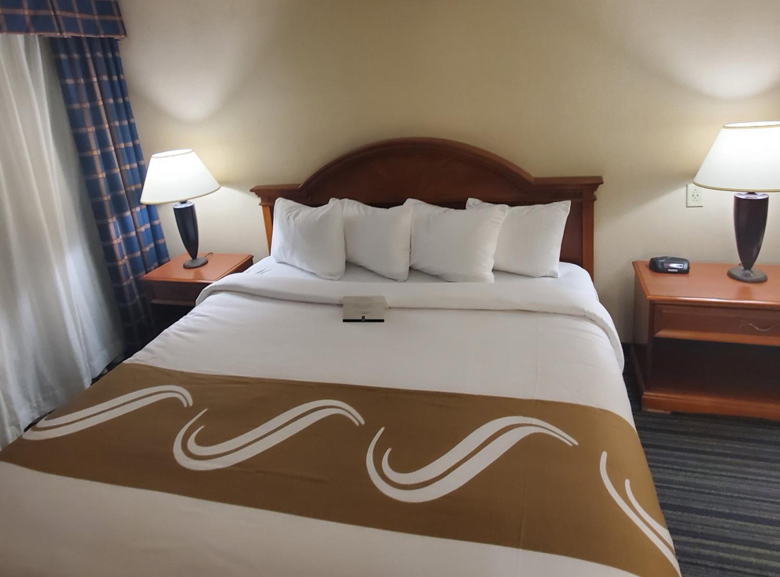 King Room - Non-Smoking - Photo 4