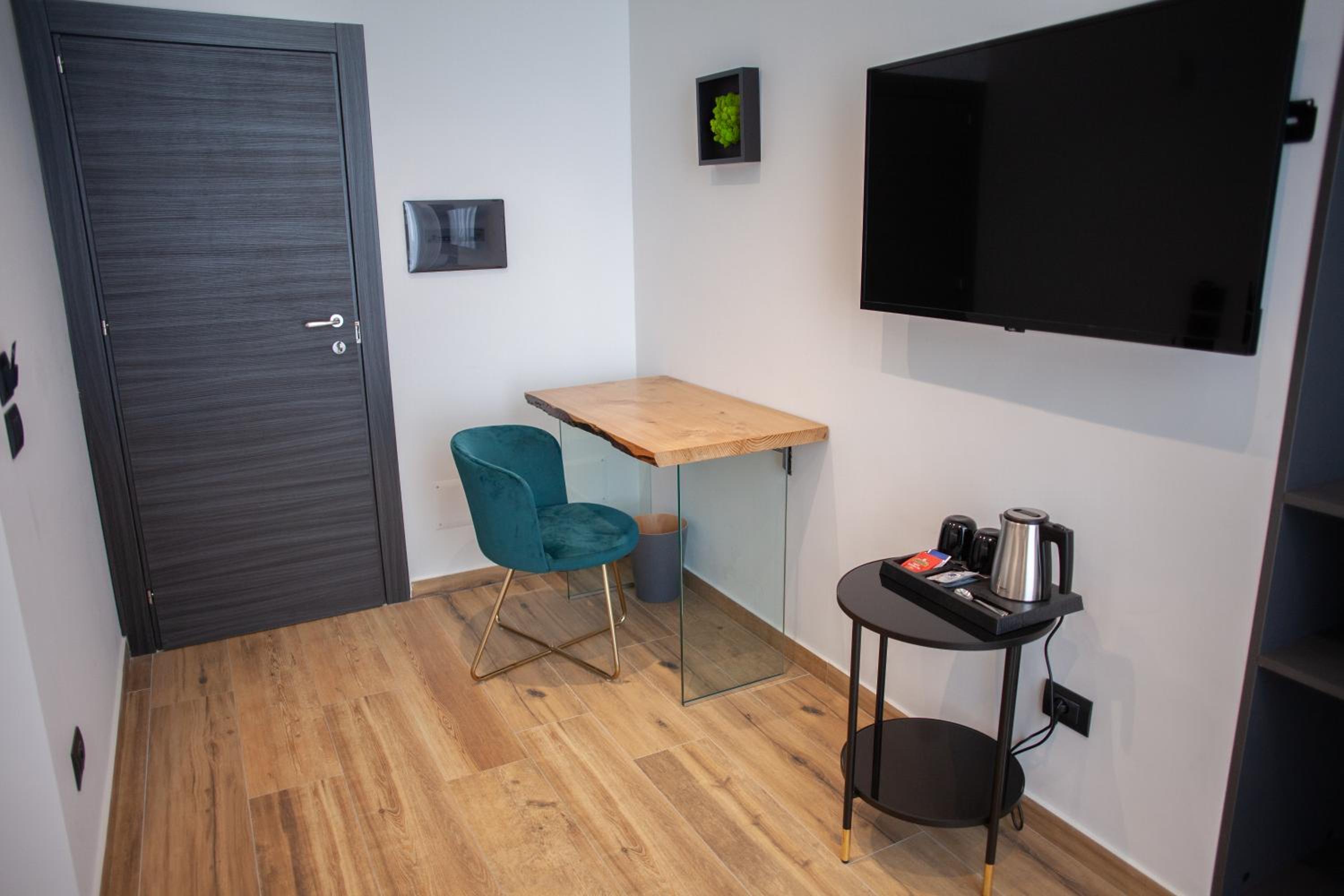 Deluxe Double Room with Balcony photo 3