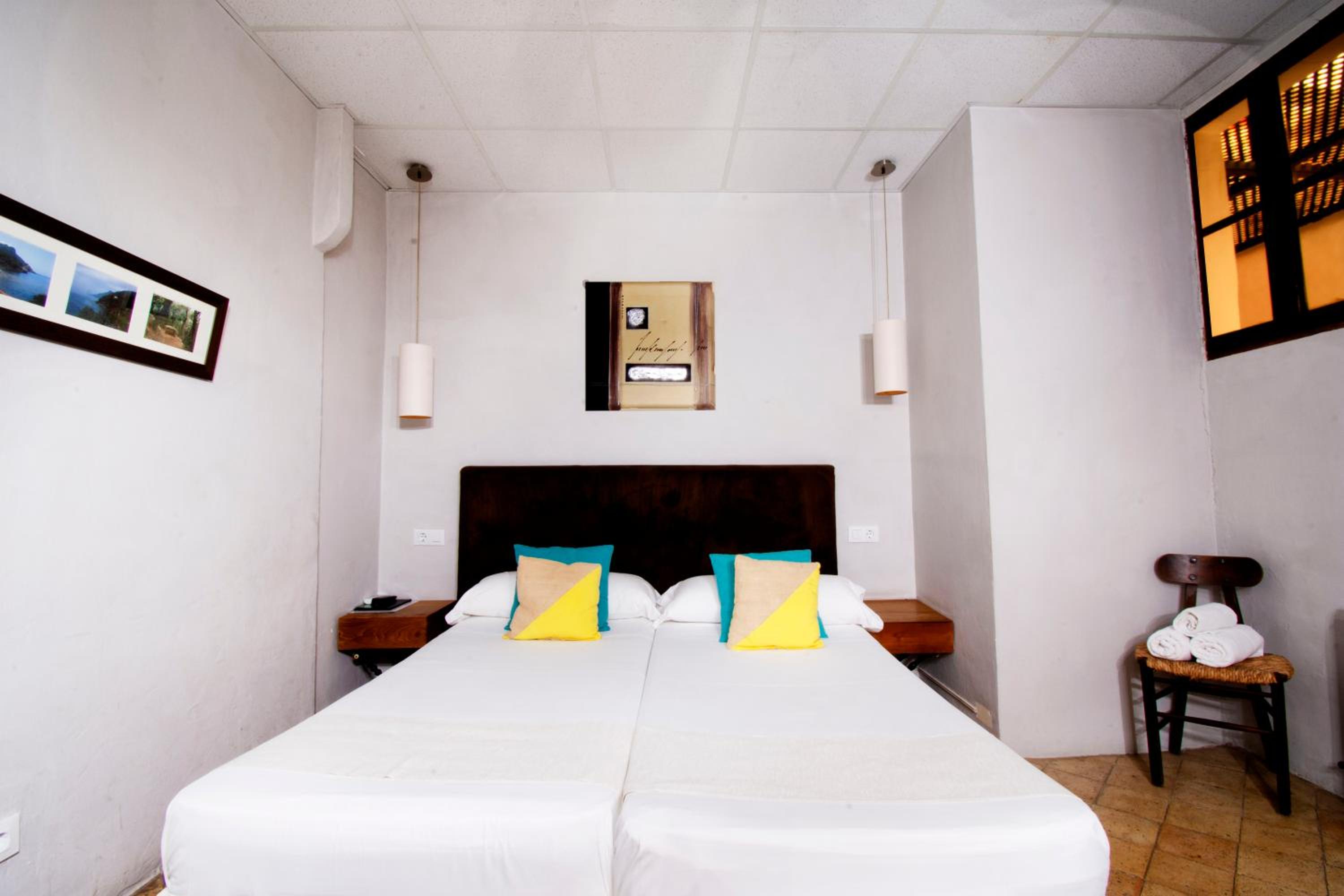 Standard Double Room - Photo 15