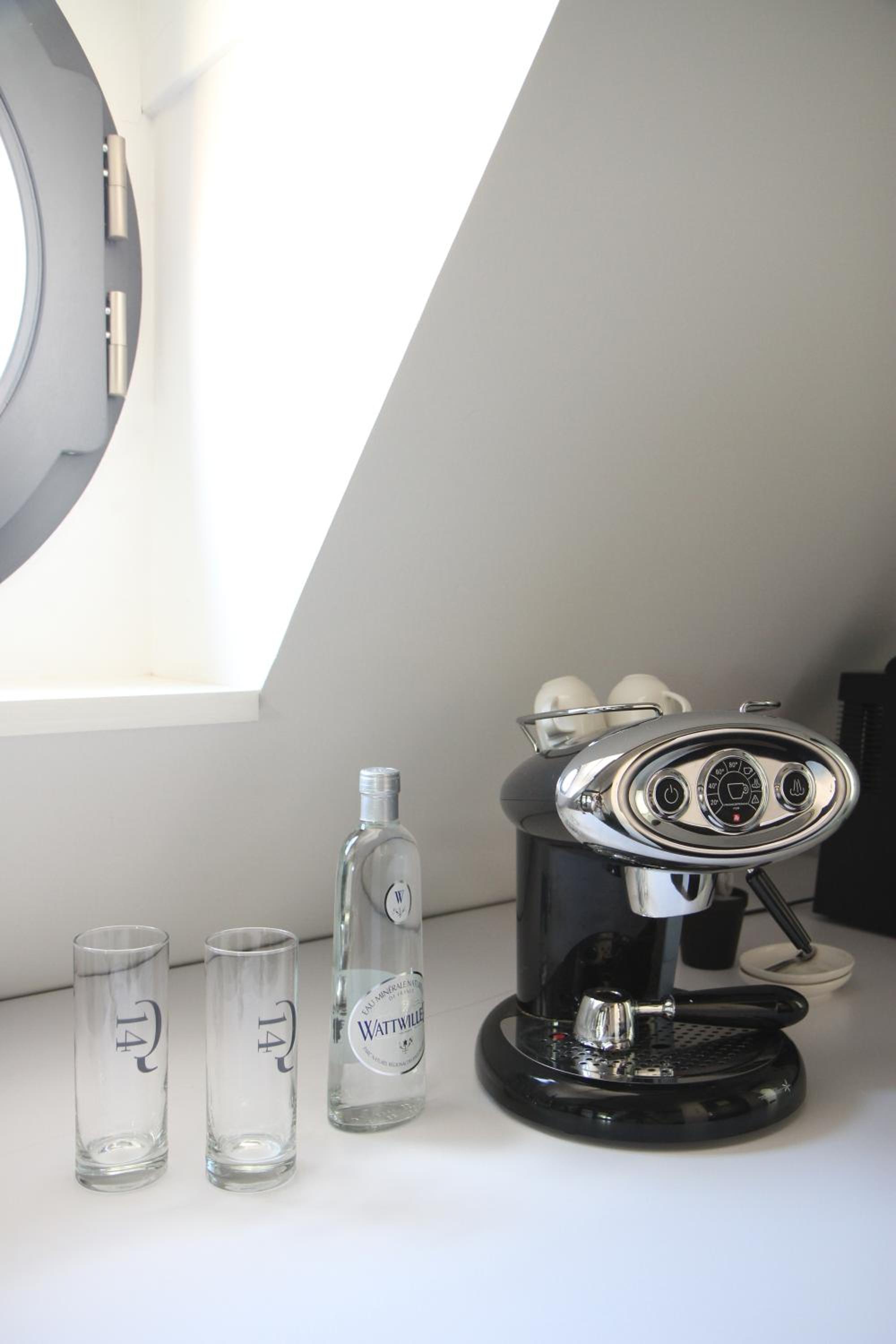 Luxury Suite - Photo 9