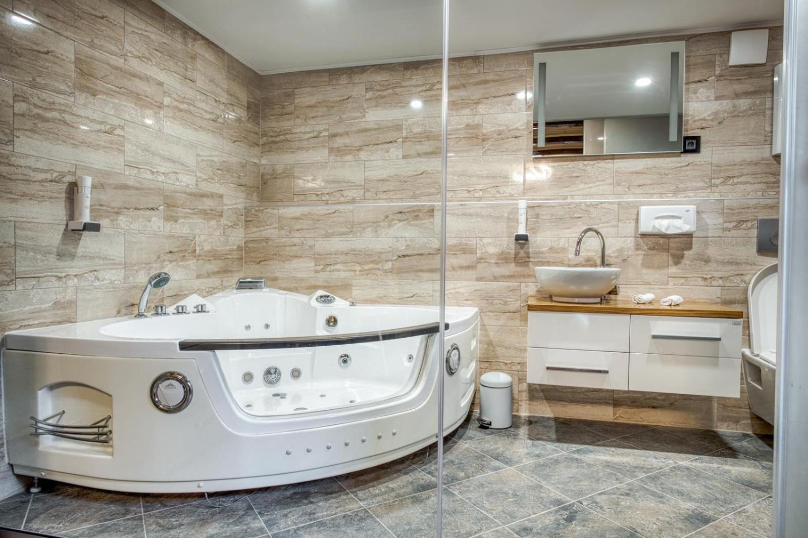 Double Room with Spa Bath photo 3