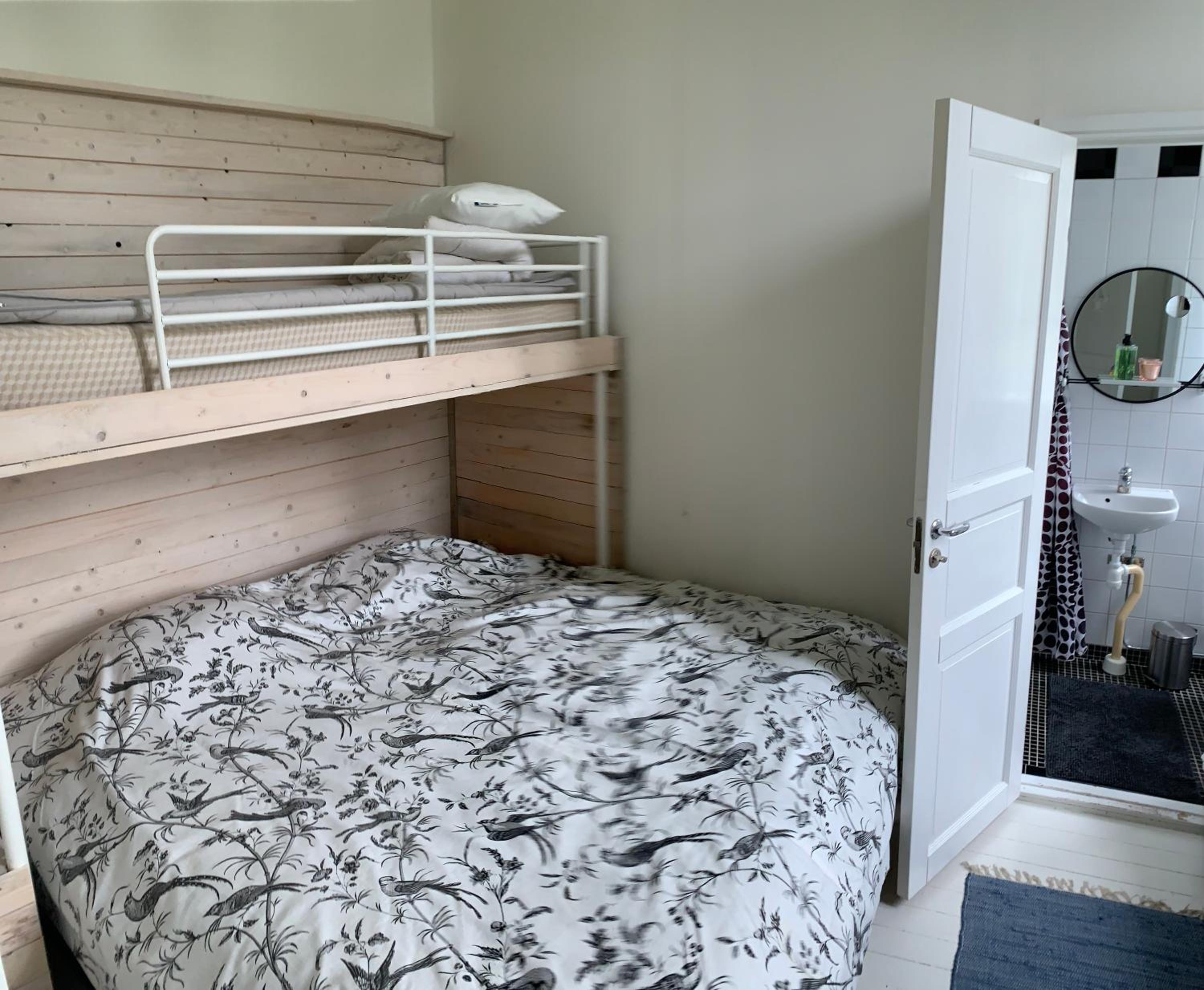 Double or Twin Room with Private Bathroom - Photo 4