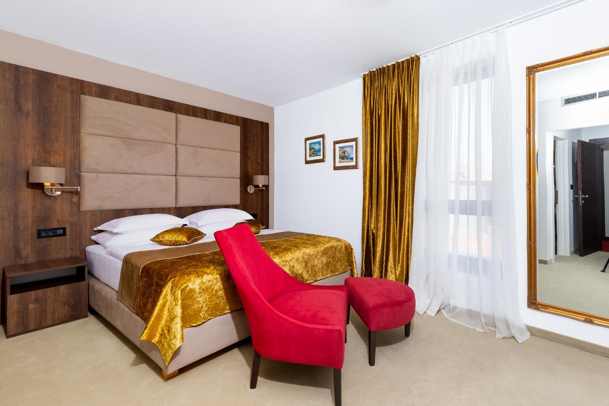 Deluxe Double Room with Sea View - Photo 12