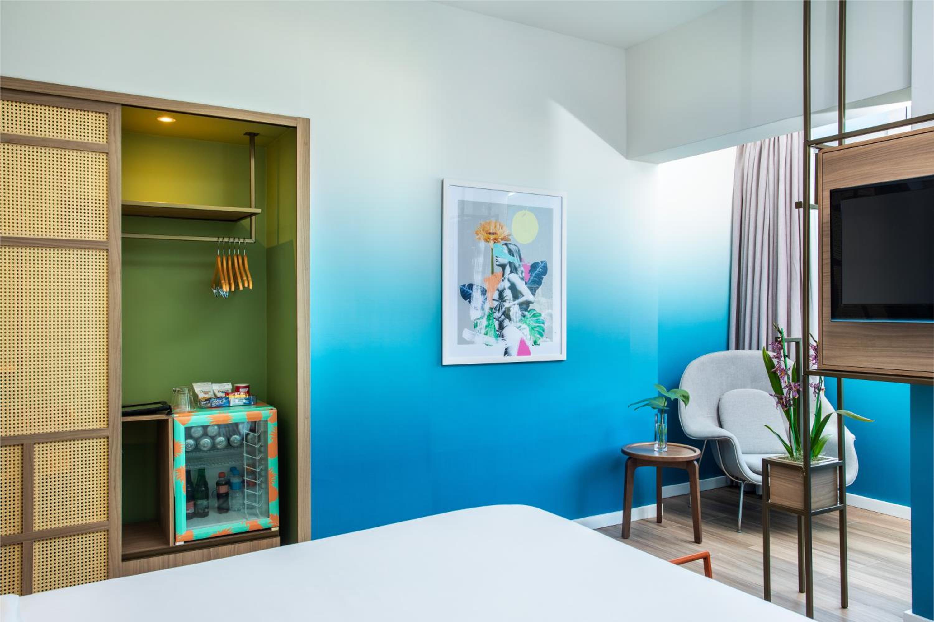 Deluxe Double Room with Sea View thumbnail 6
