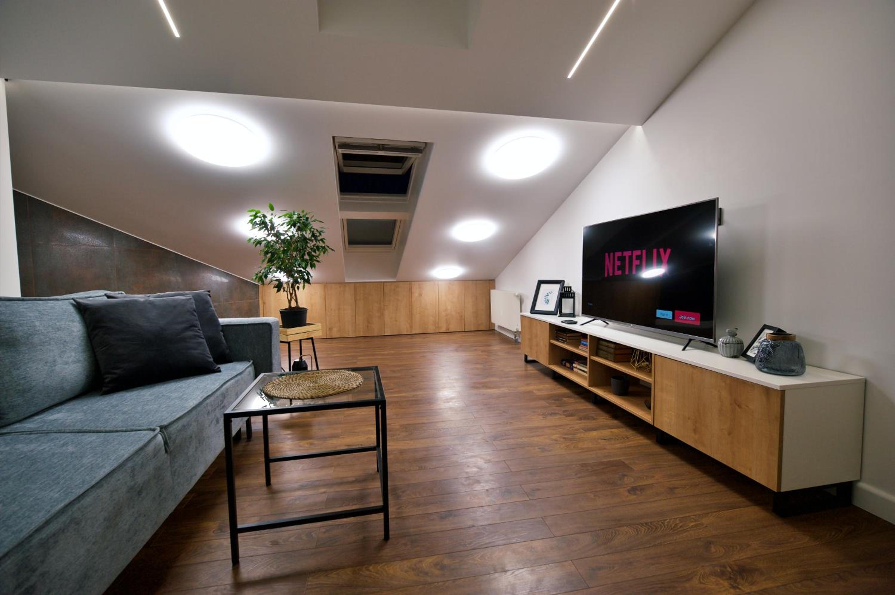 One-Bedroom Apartment photo 1