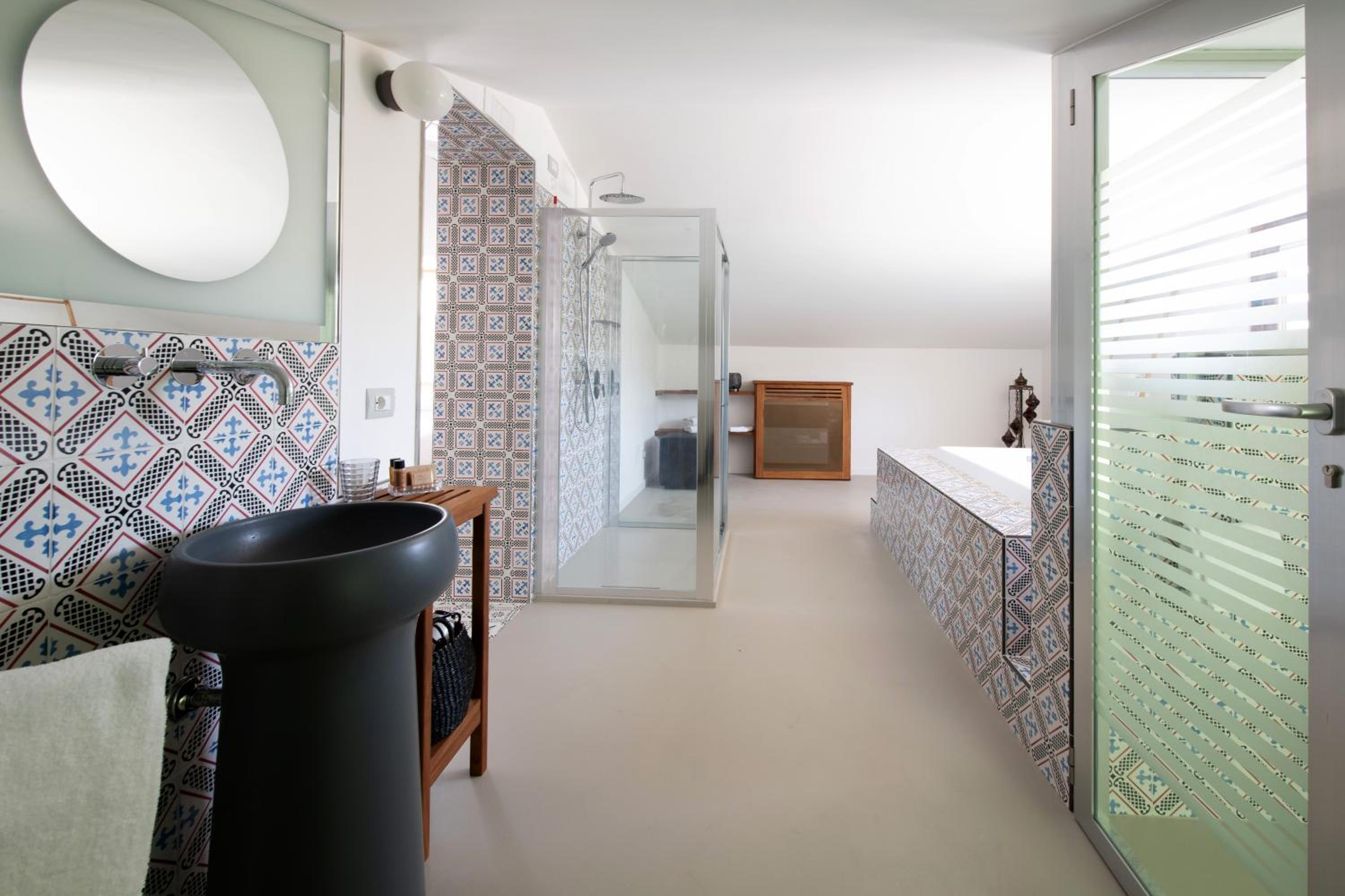 Deluxe Suite with Spa Bath - Photo 5