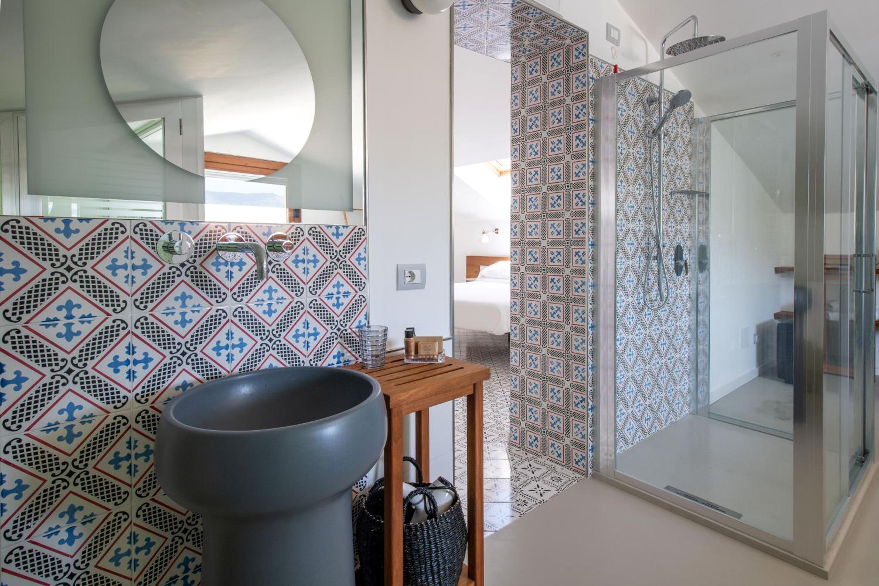 Deluxe Suite with Spa Bath - Photo 6