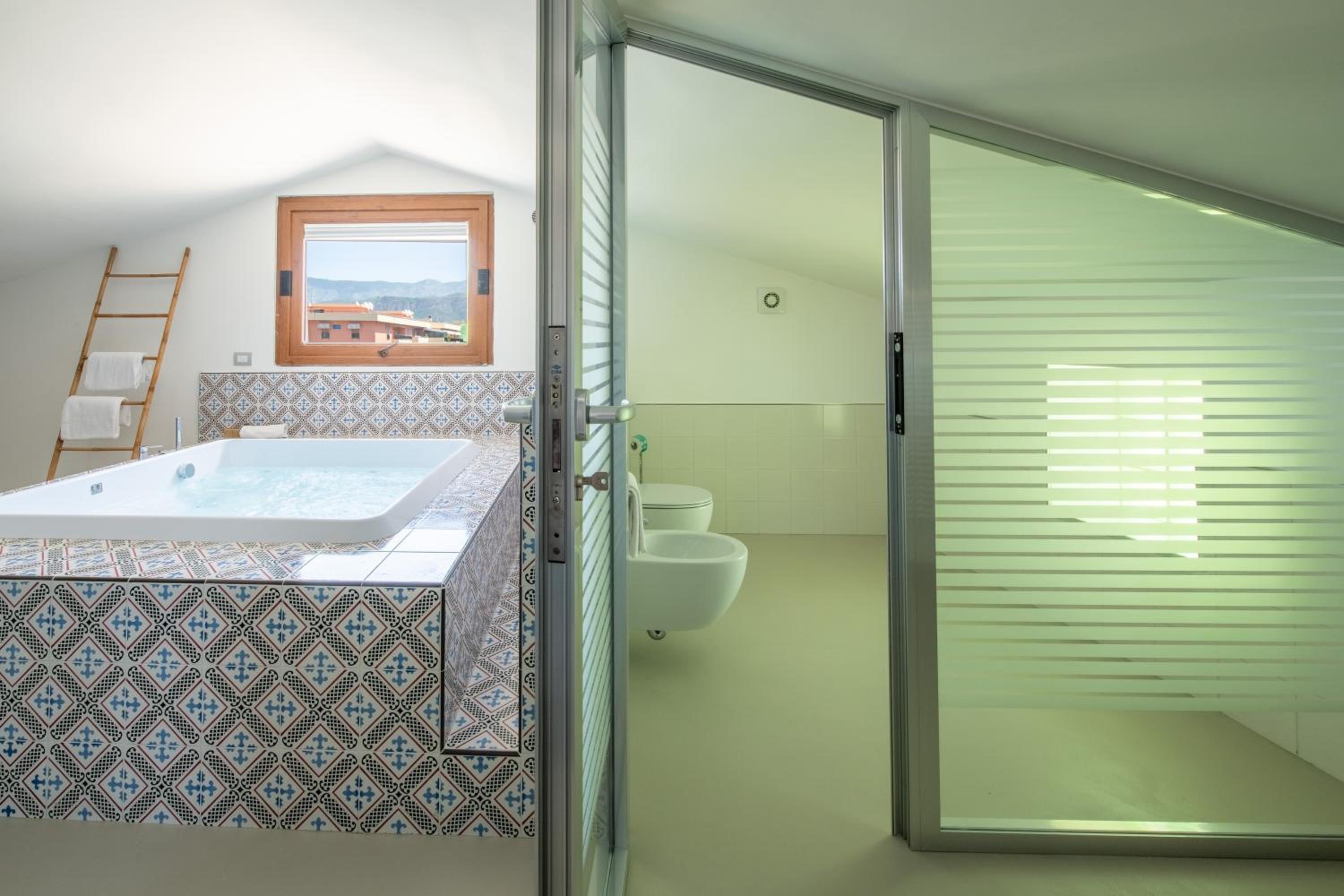 Deluxe Suite with Spa Bath - Photo 7