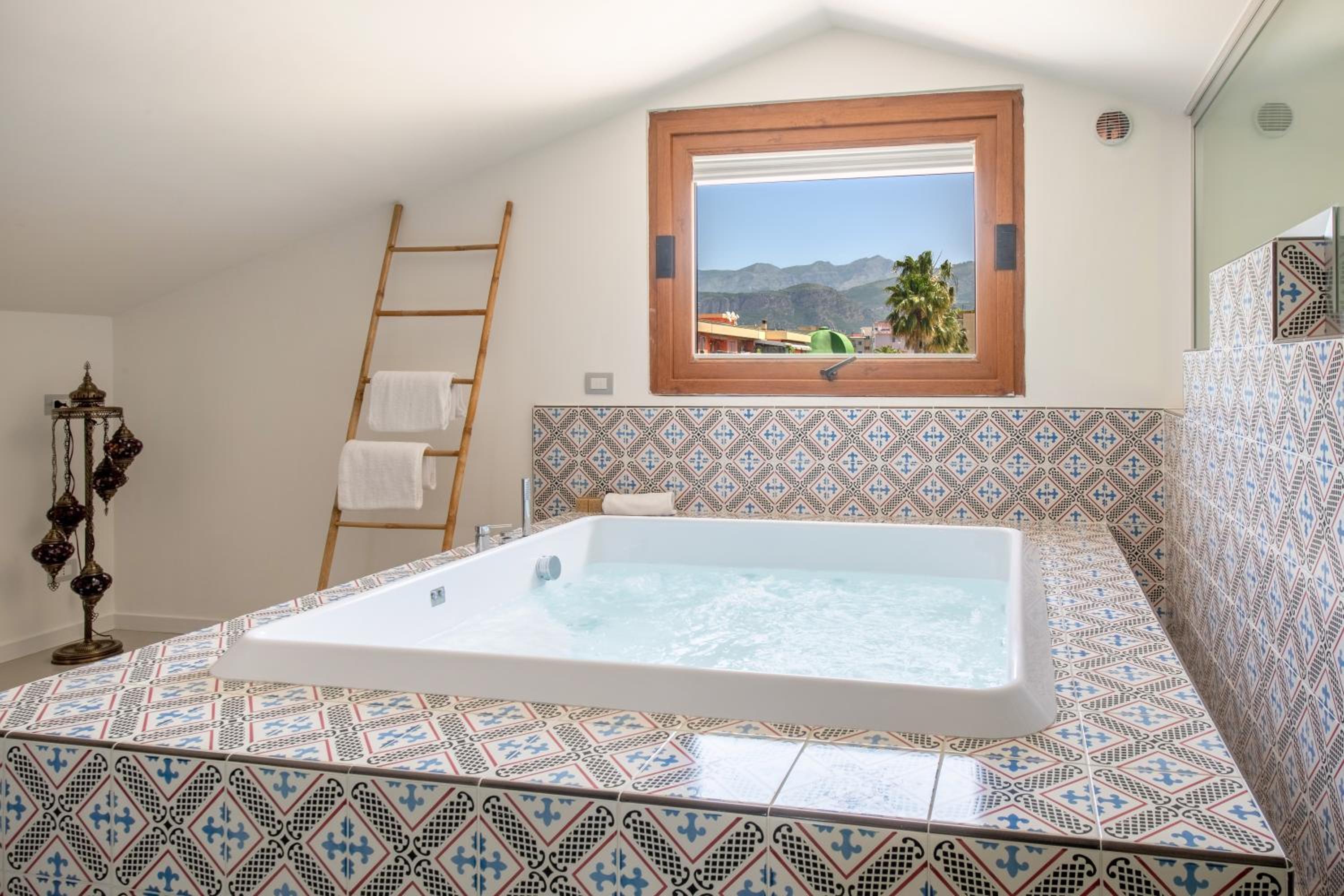 Deluxe Suite with Spa Bath - Photo 8