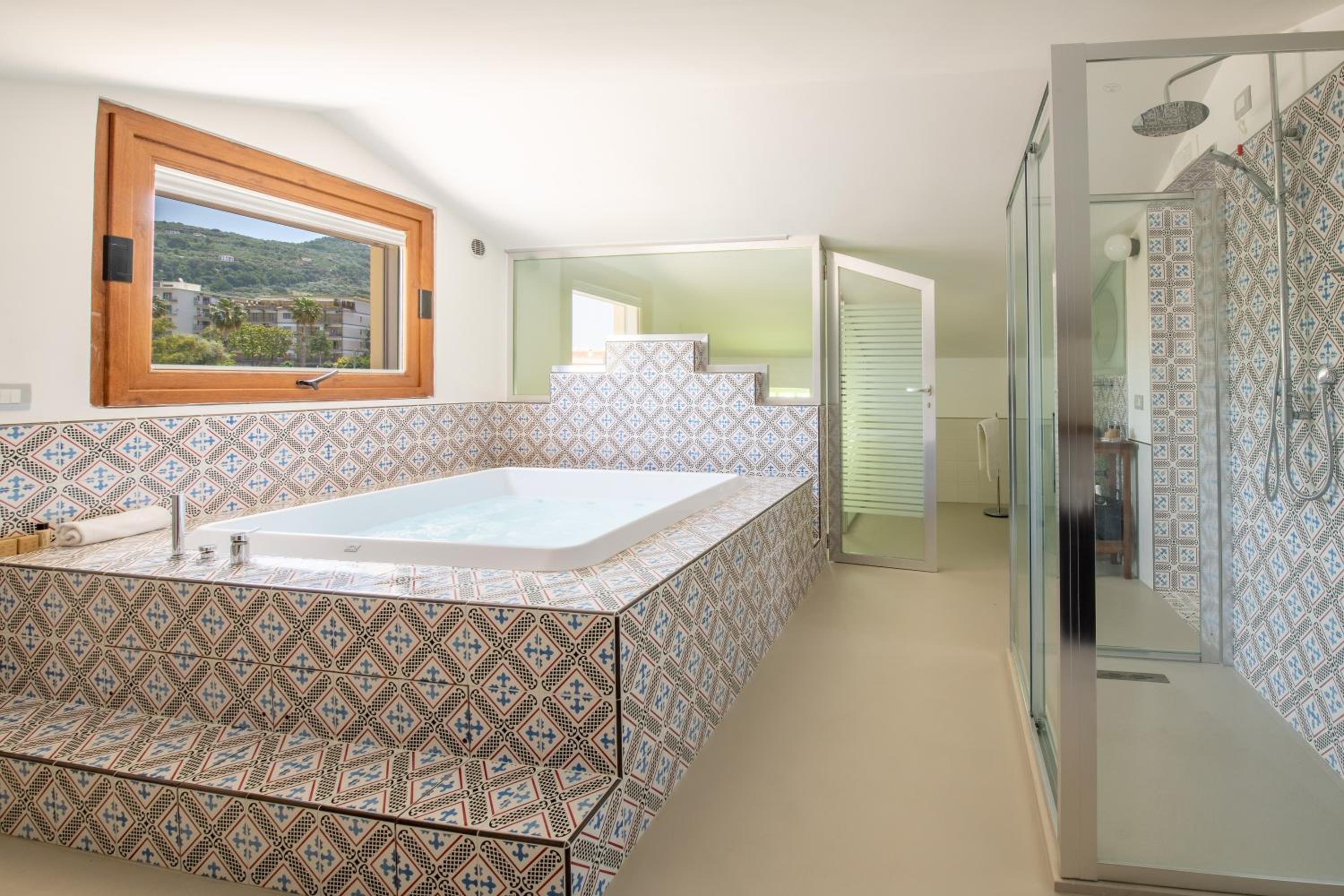 Deluxe Suite with Spa Bath - Photo 4