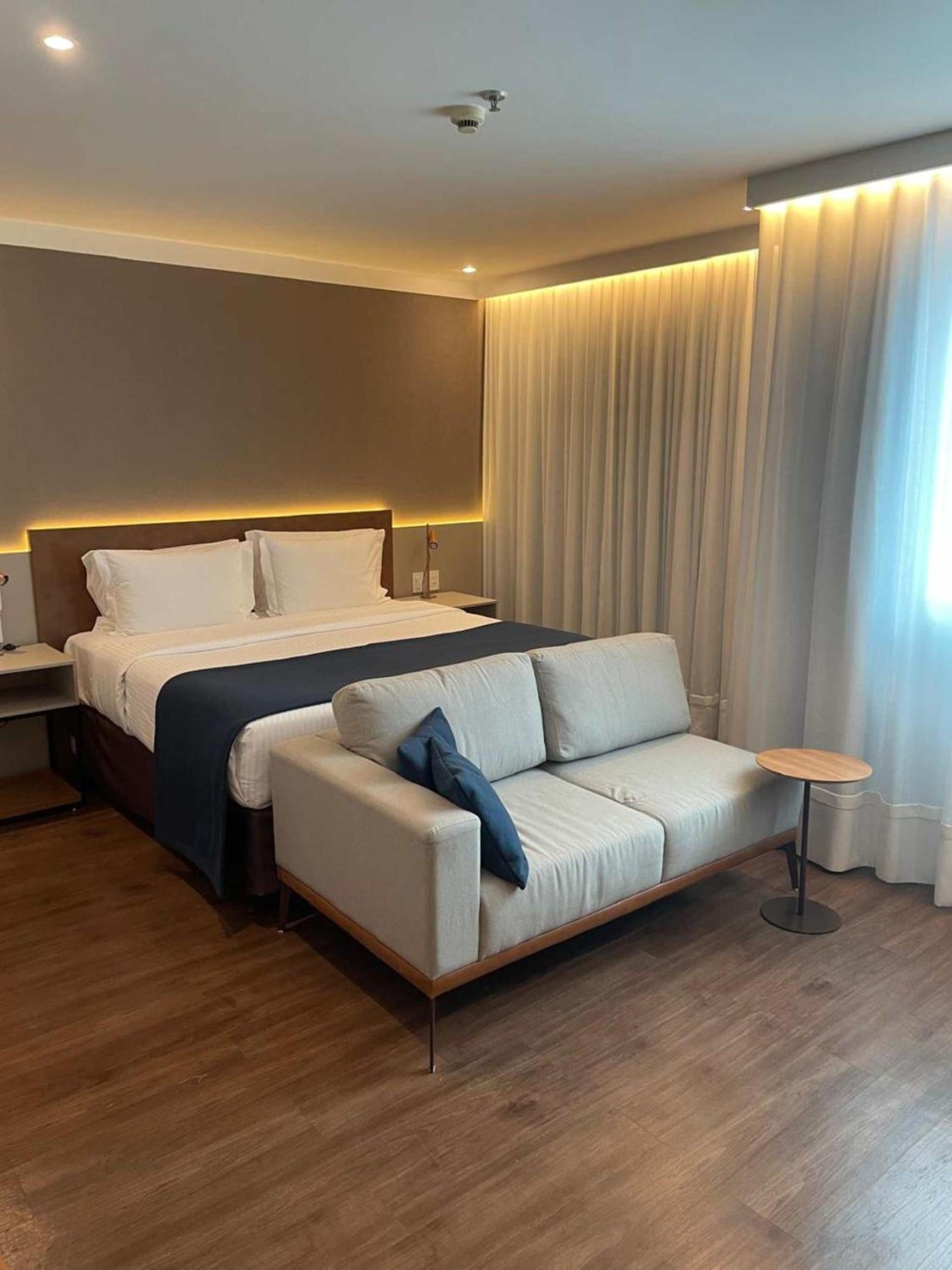 Business Room with 1 Queen Bed