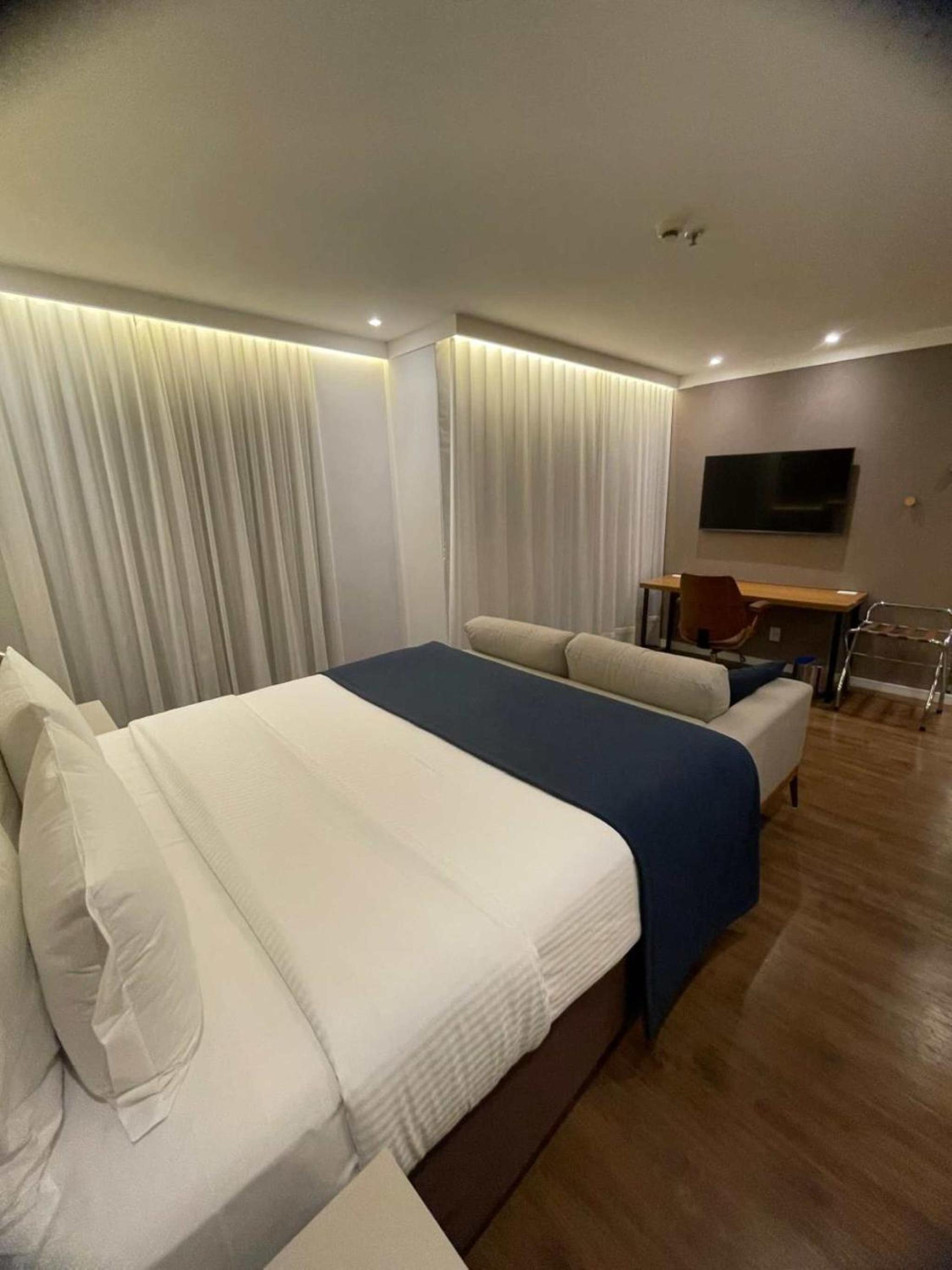 Business Room with 1 Queen Bed