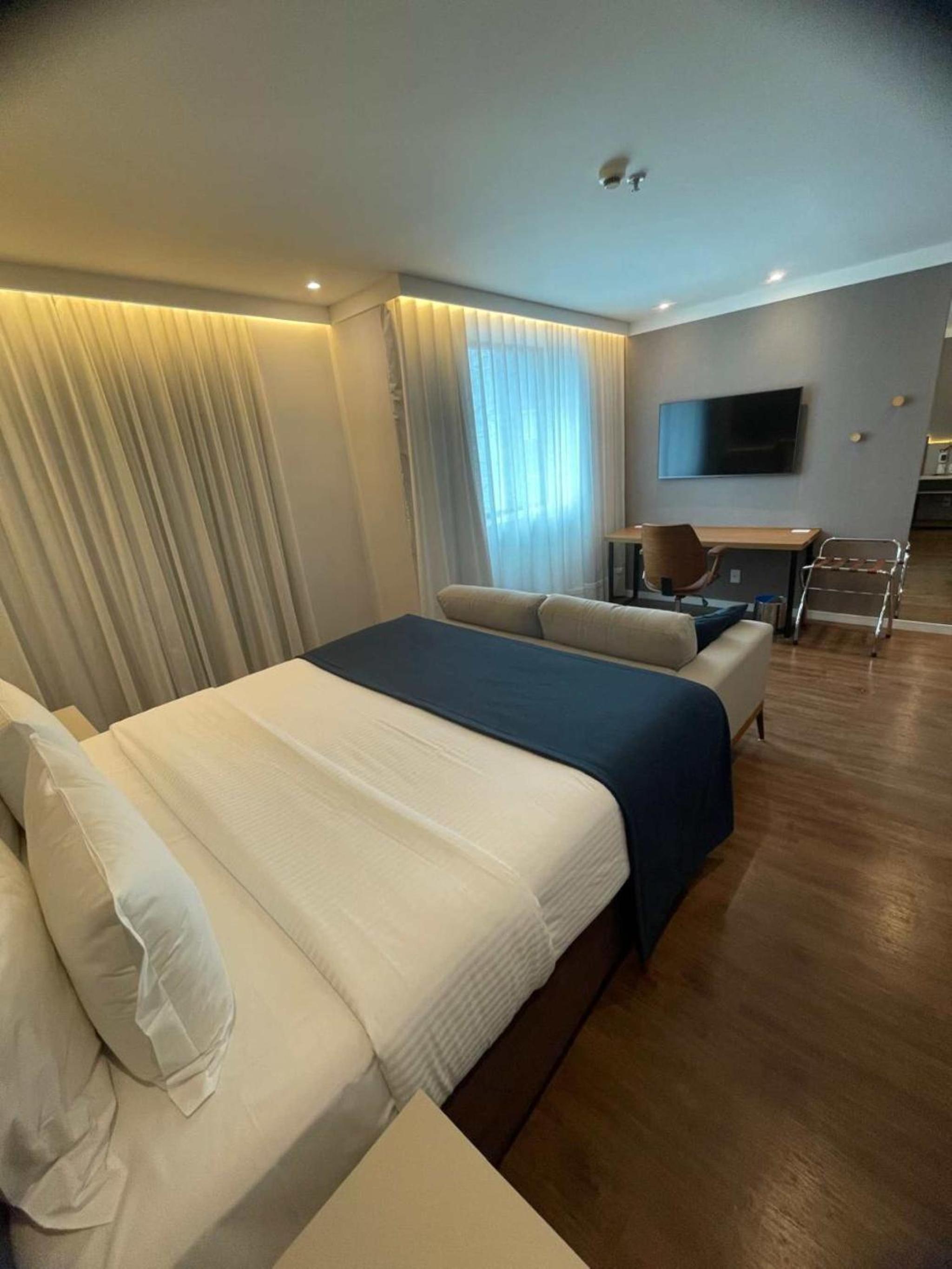 Business Room with 1 Queen Bed