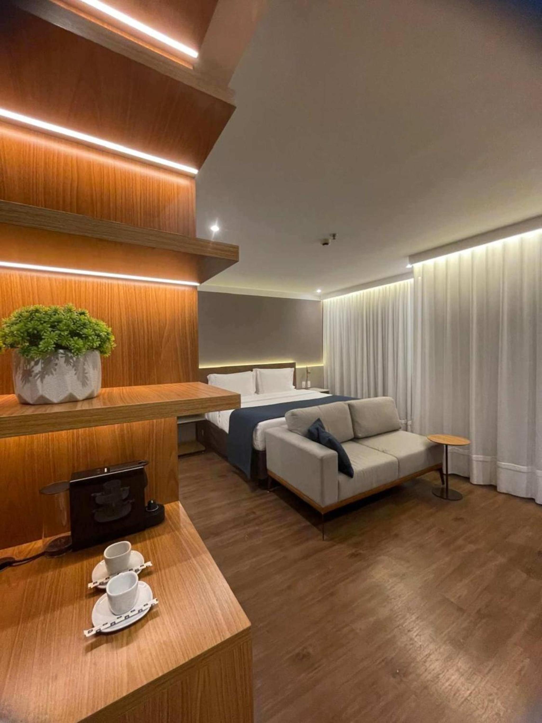 Business Room with 1 Queen Bed