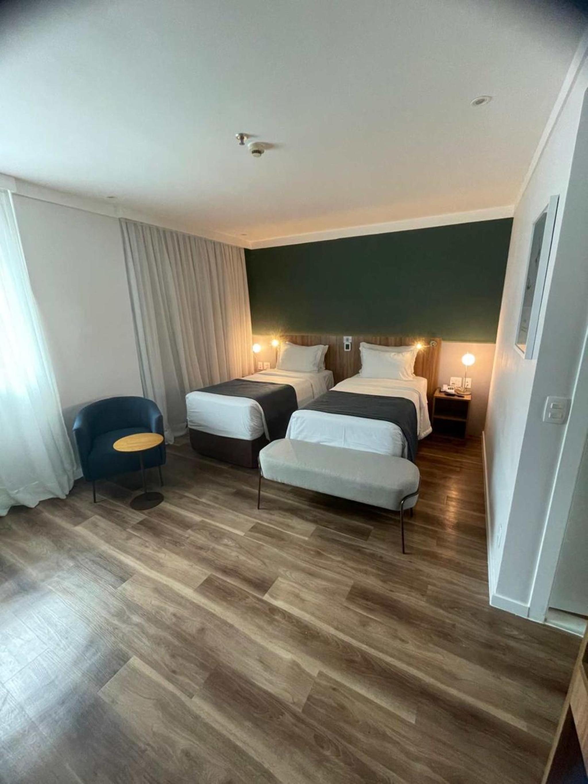 Business Room with Twin Beds