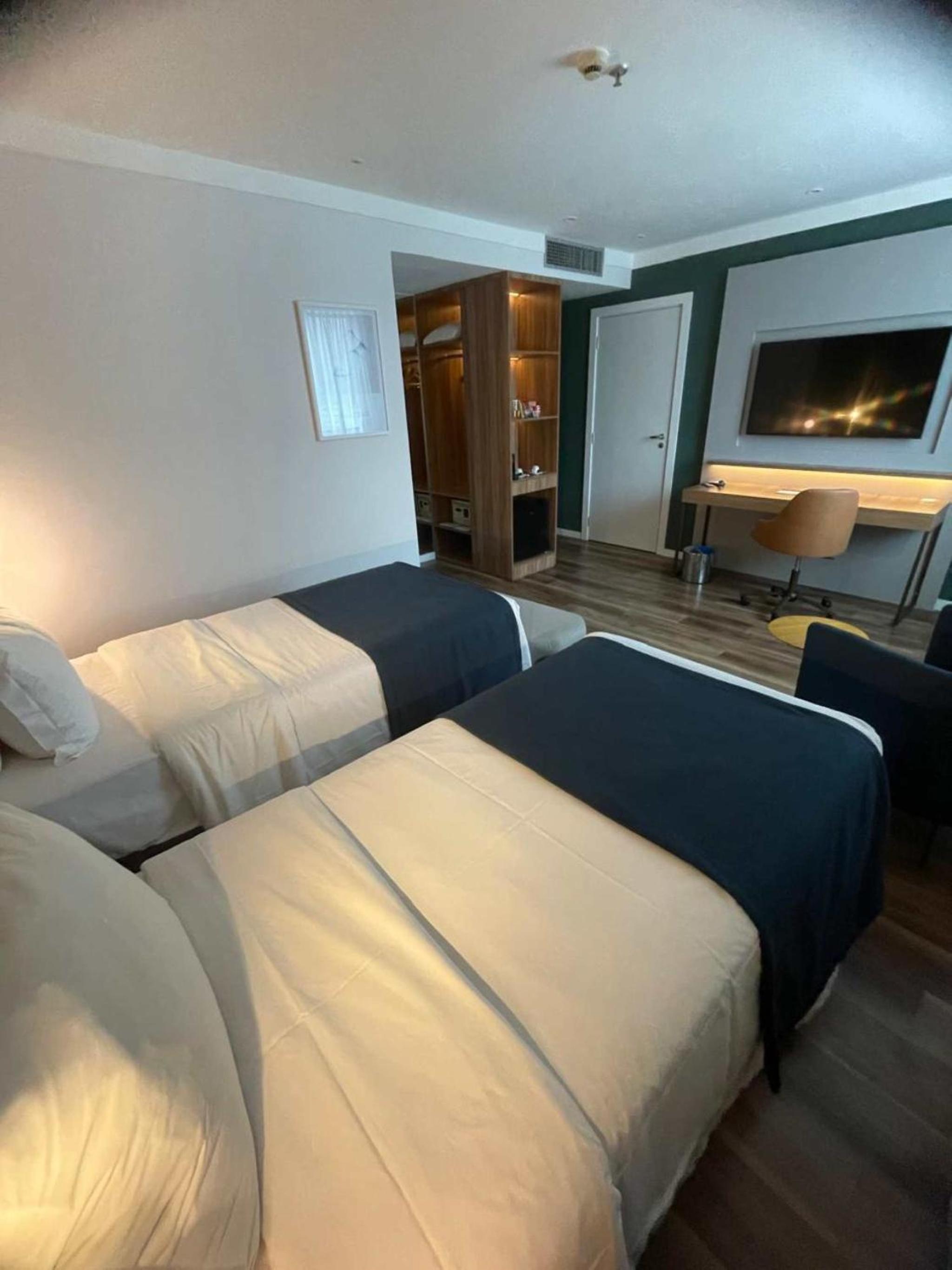 Business Room with Twin Beds