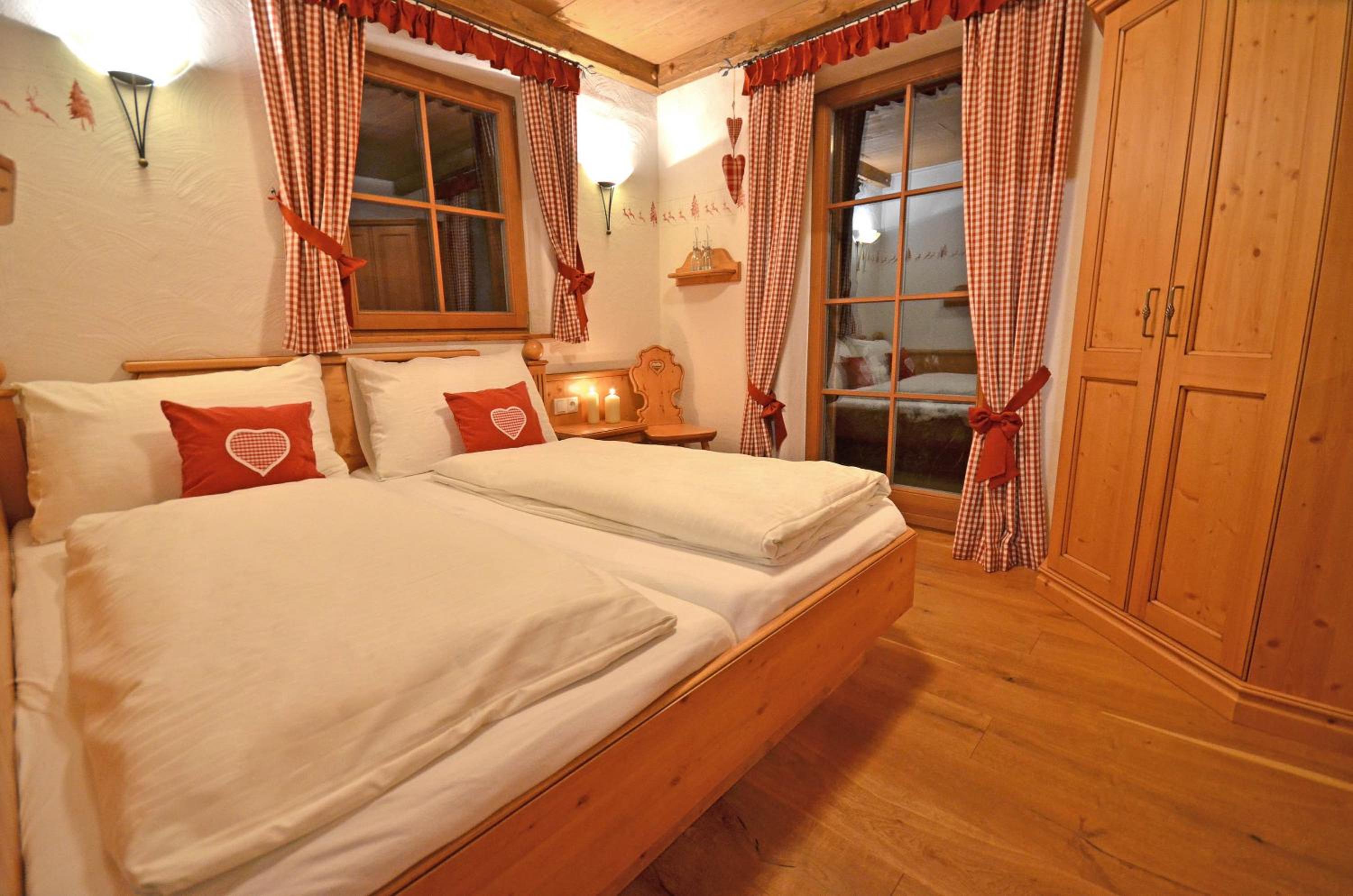 Chalet (10 Adults)