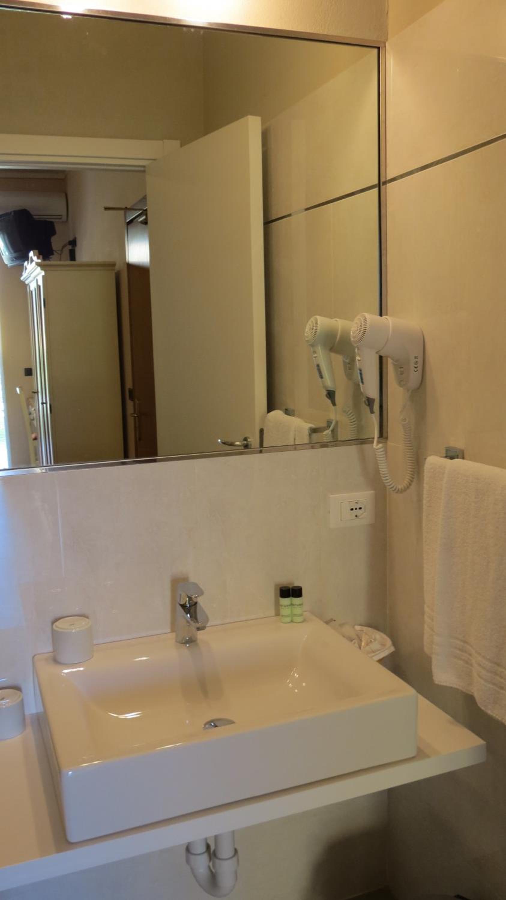 Classic Double Room - Photo 10