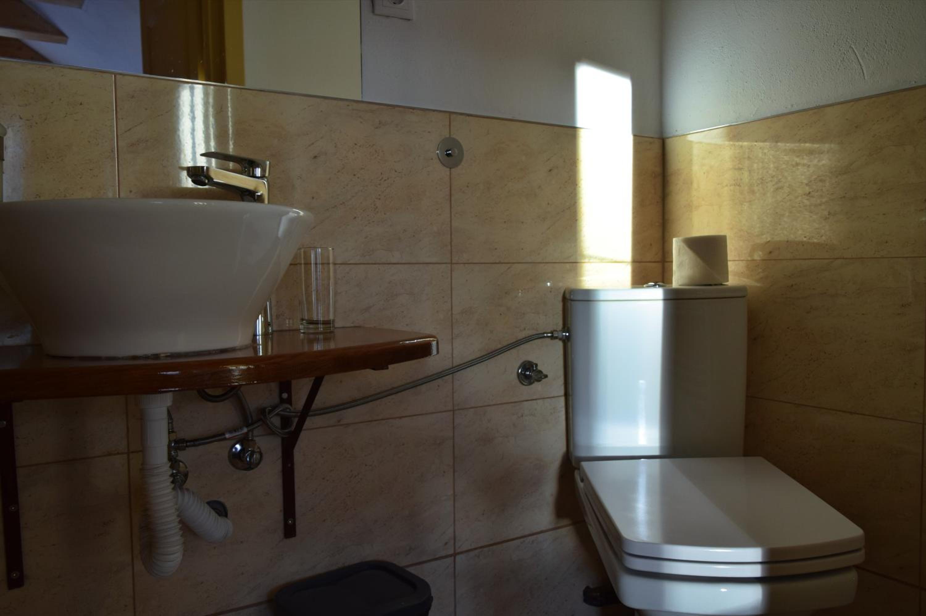 Double Room with Private Bathroom - Photo 11