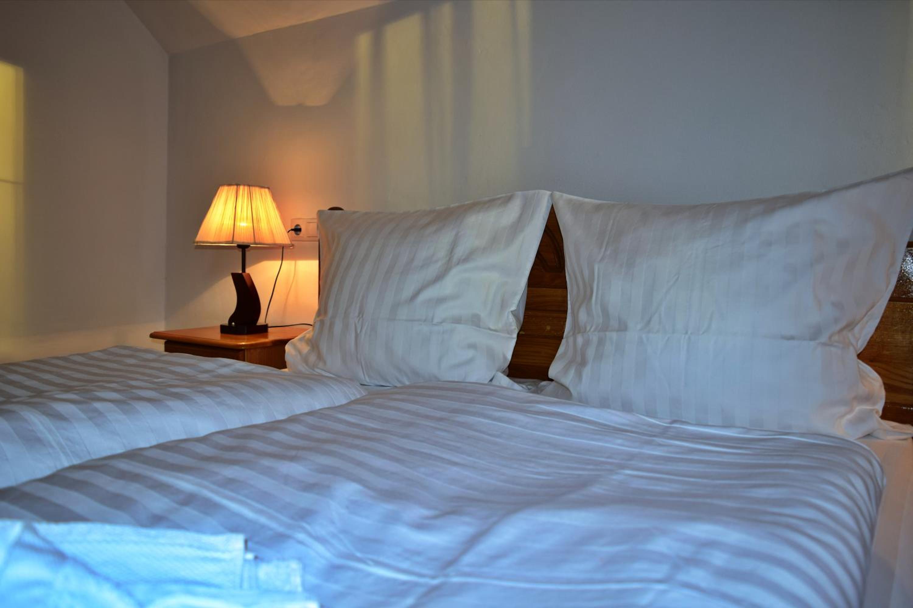 Double Room with Private Bathroom - Photo 10
