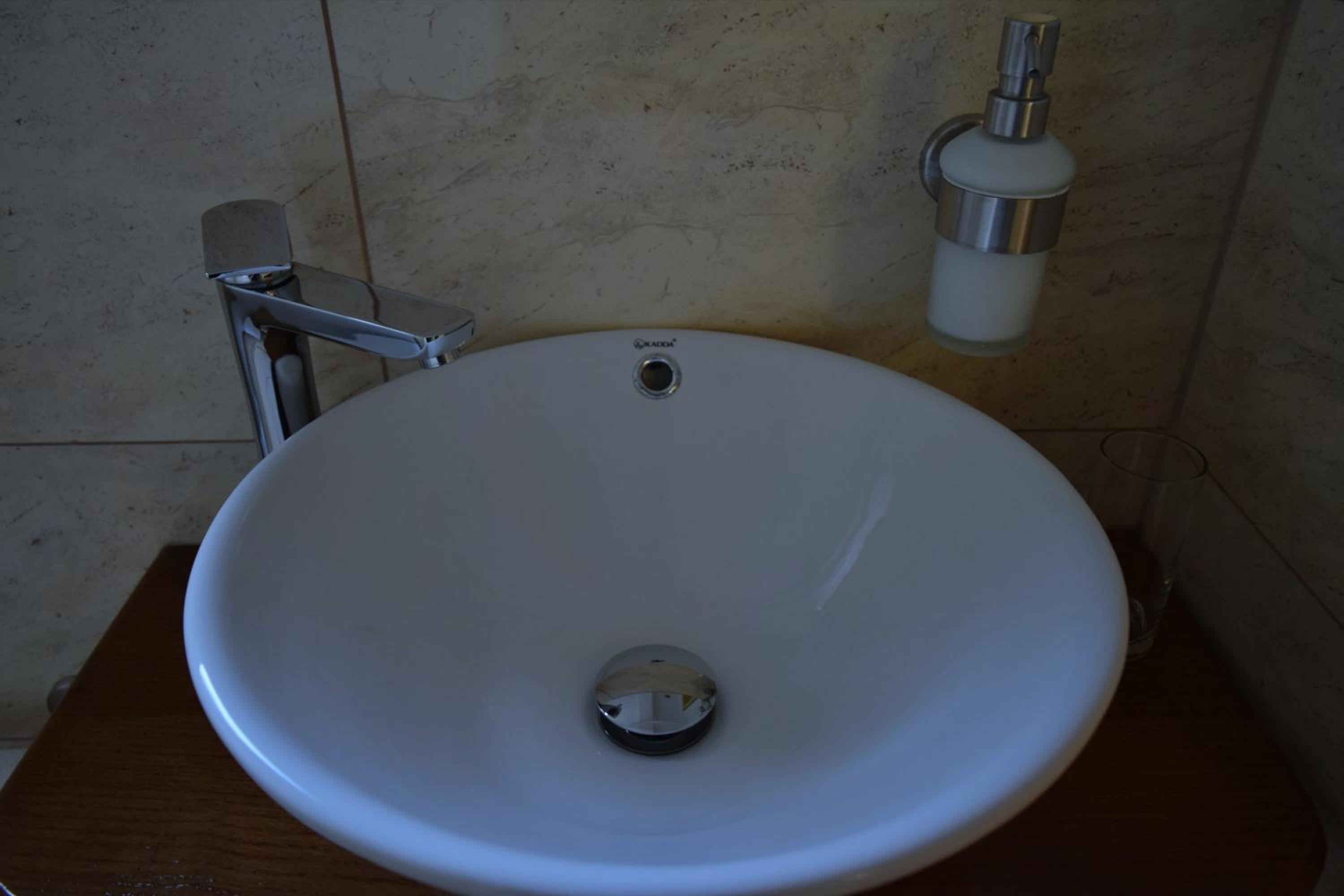 Double Room with Private Bathroom - Photo 8