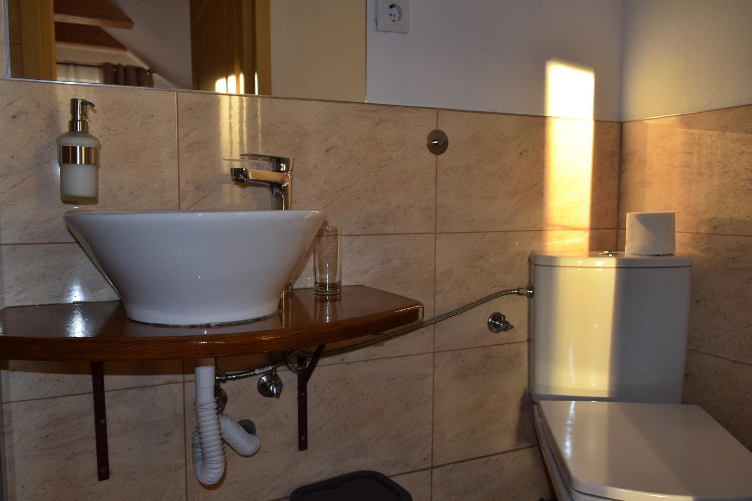 Double Room with Private Bathroom - Photo 6
