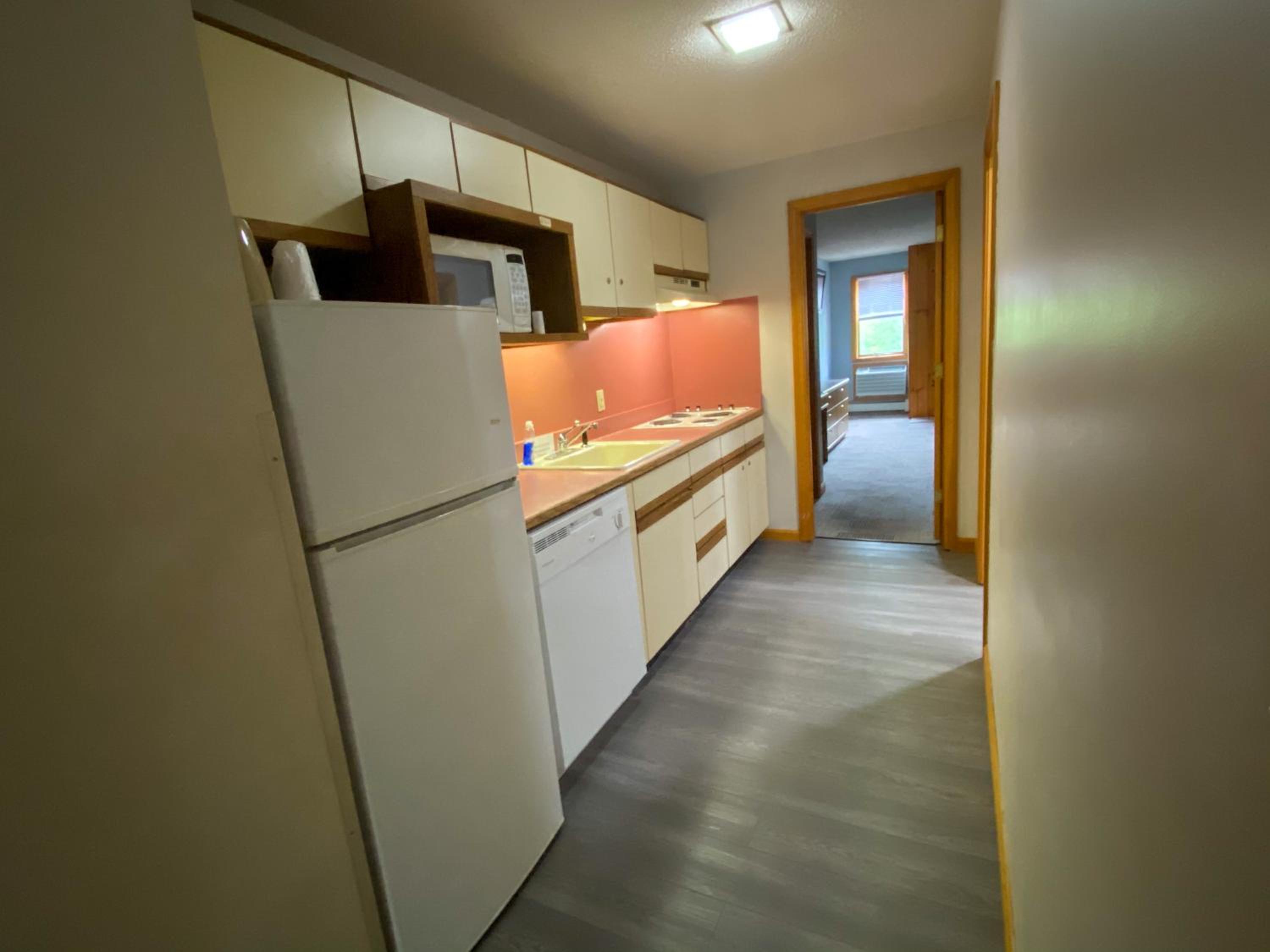 One-Bedroom Queen Suite - Non-Smoking - Photo 2