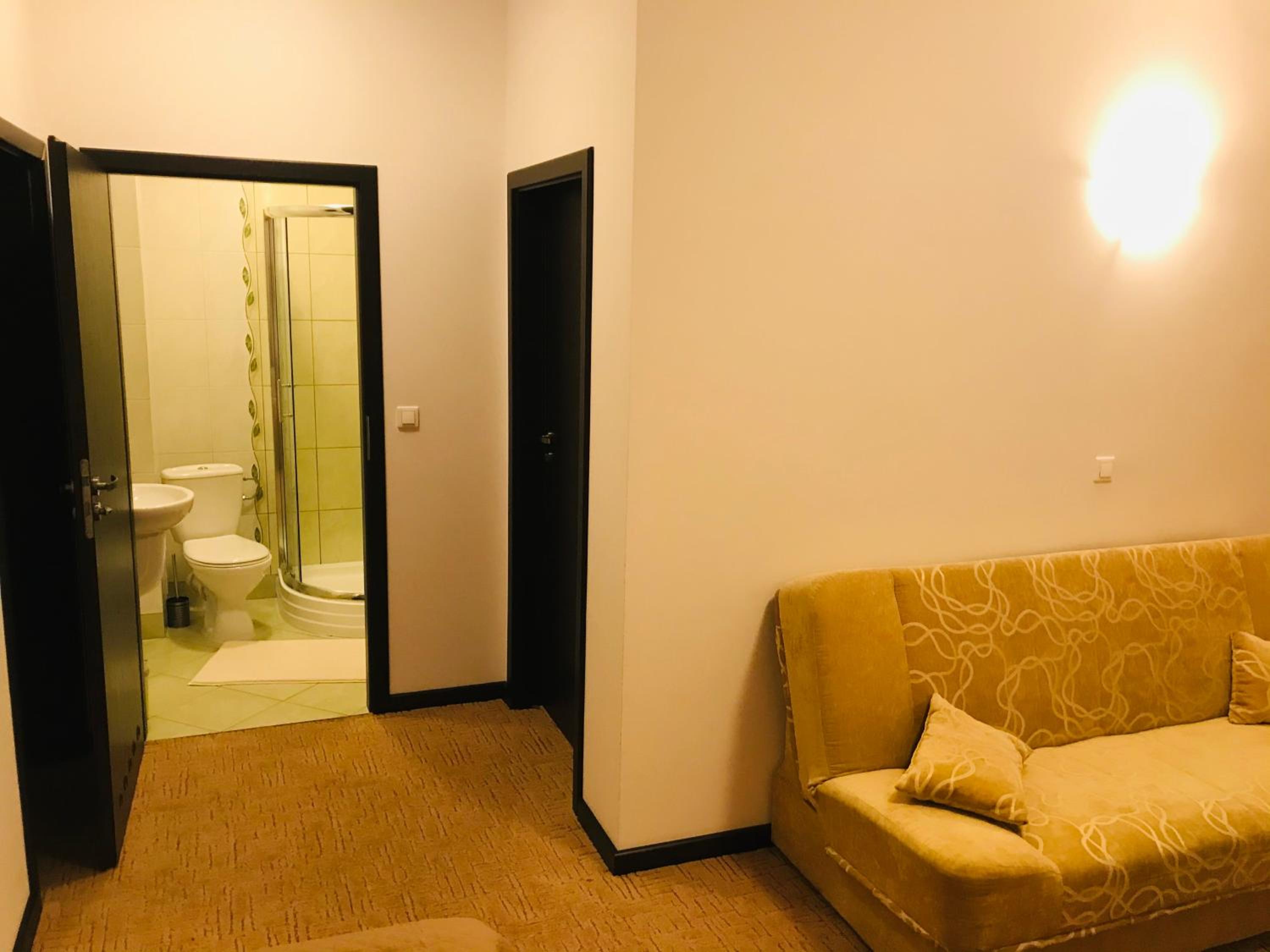 Quadruple Room with Bathroom - Photo 9
