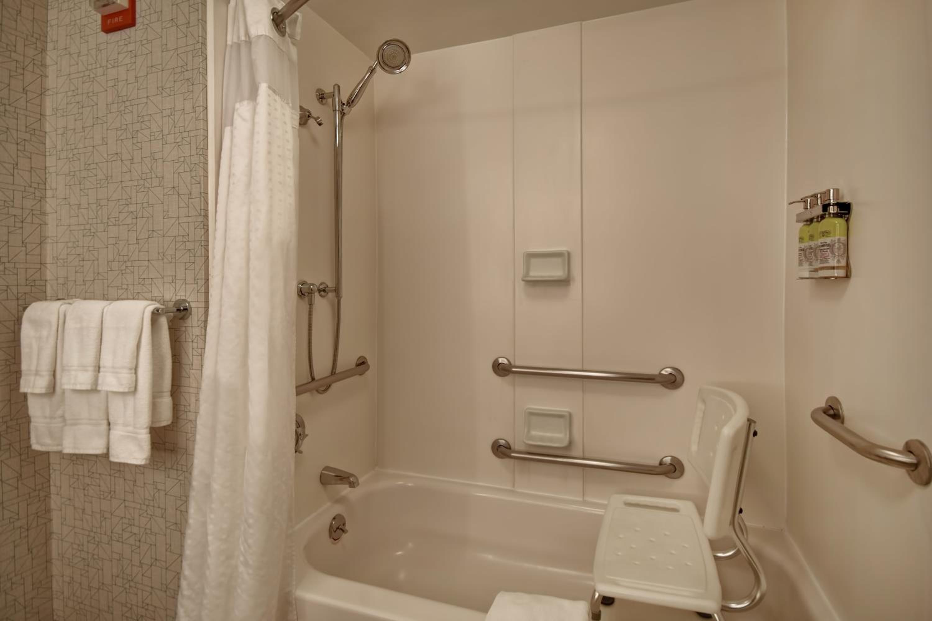 Queen Room with Two Queen Beds - Disability Access - Photo 4