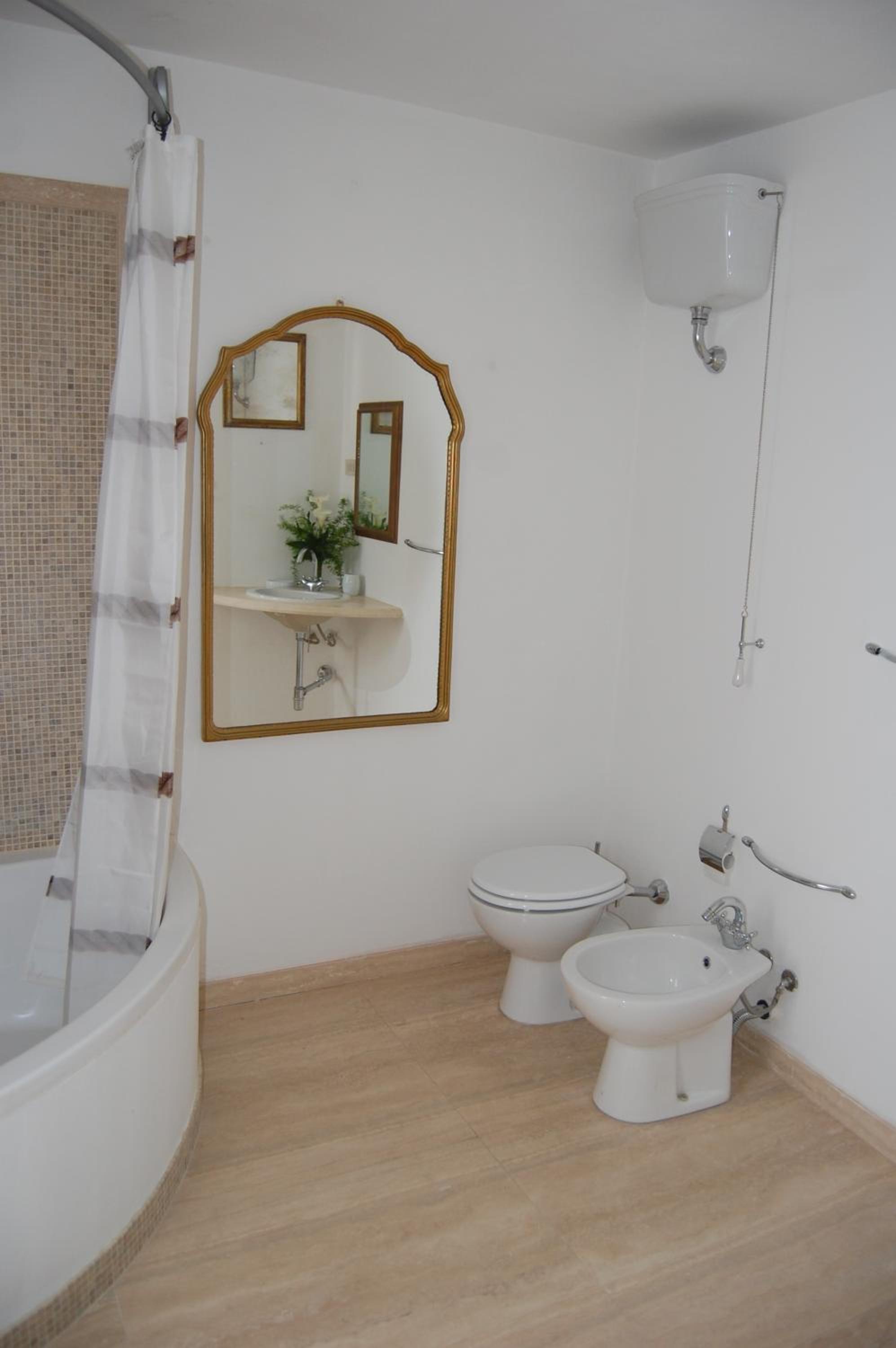 Double Room with Private External Bathroom - Photo 7