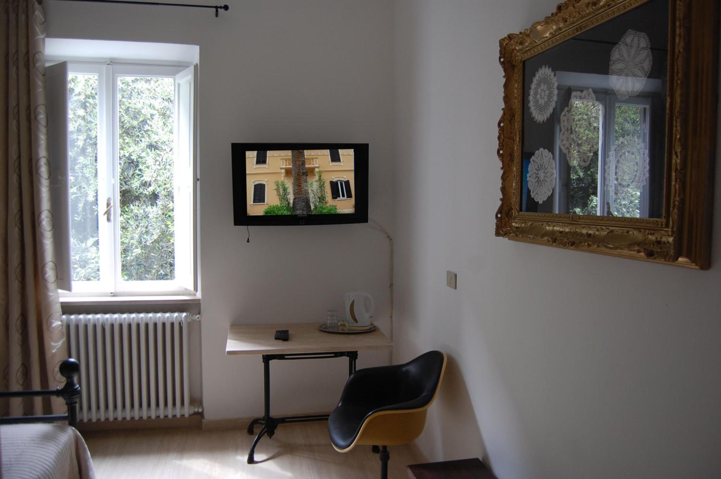 Double Room with Private External Bathroom - Photo 4